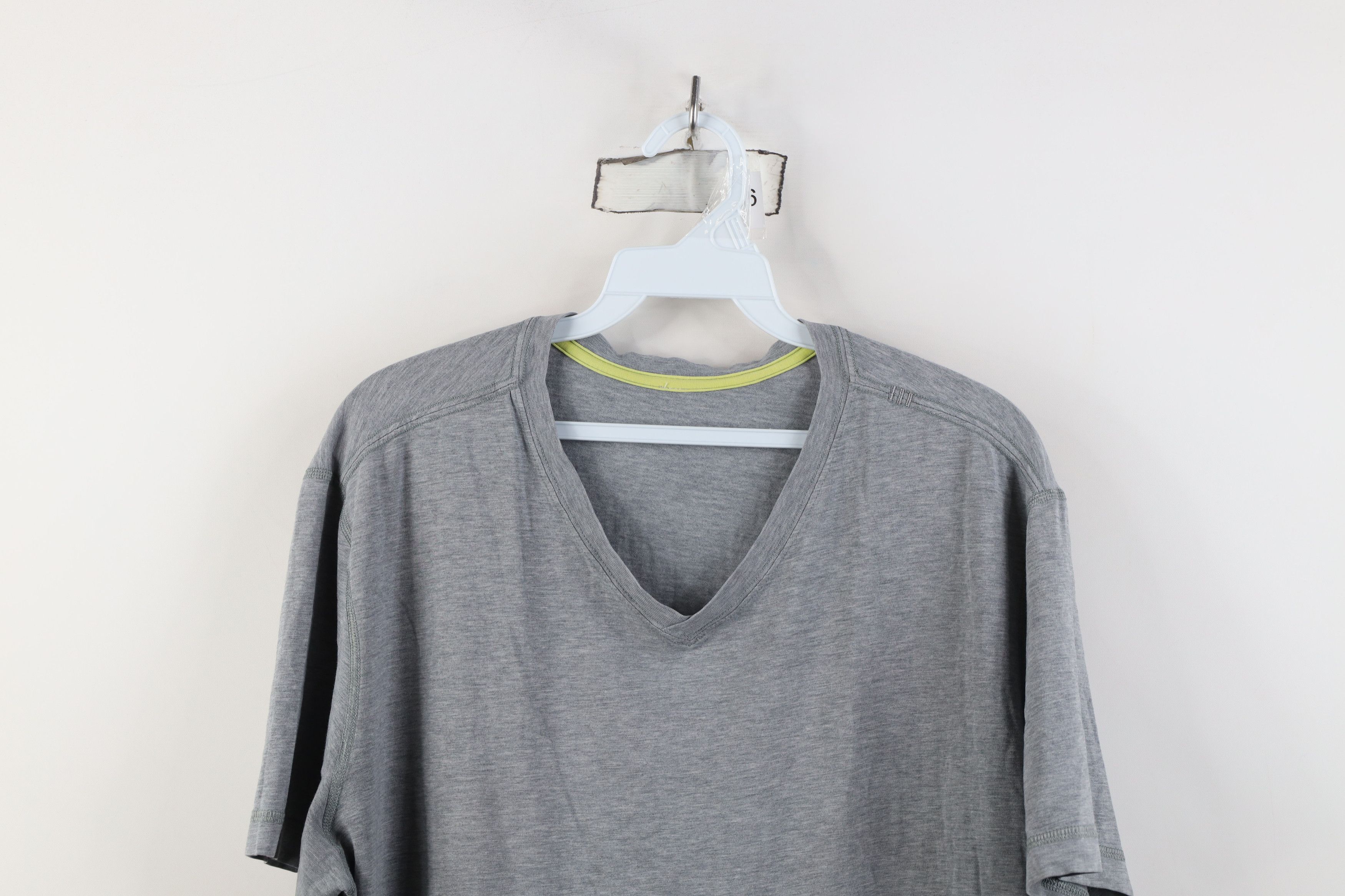 Lululemon Lululemon Running Jogging Yoga V-Neck T-Shirt Heather Gray Size US XL / EU 56 / 4 - 2 Thumbnail