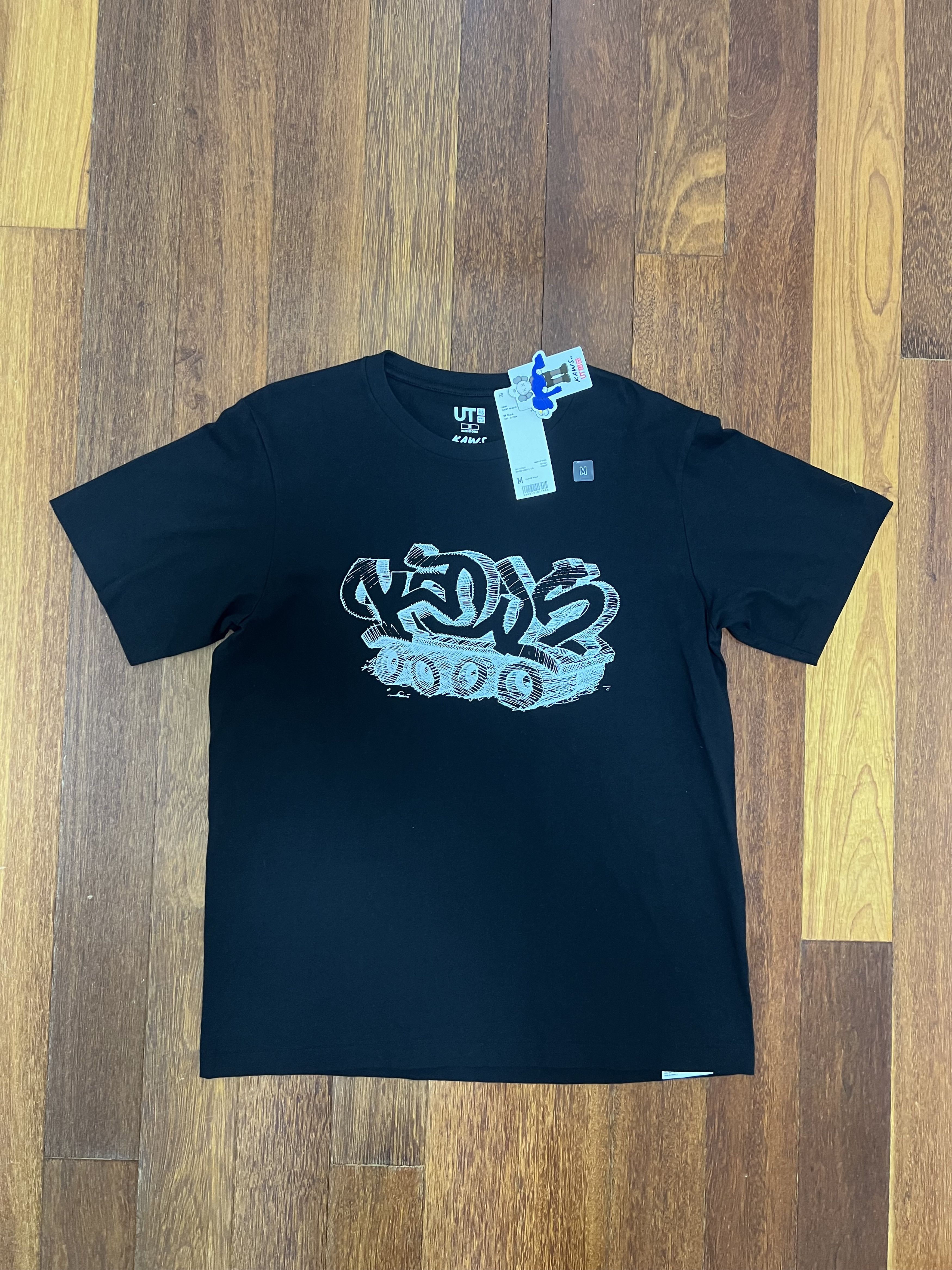 Kaws × Uniqlo 💚 Kaws x Uniqlo Wordmark Tee Black Medium NEW Size US M / EU 48-50 / 2 - 1 Thumbnail