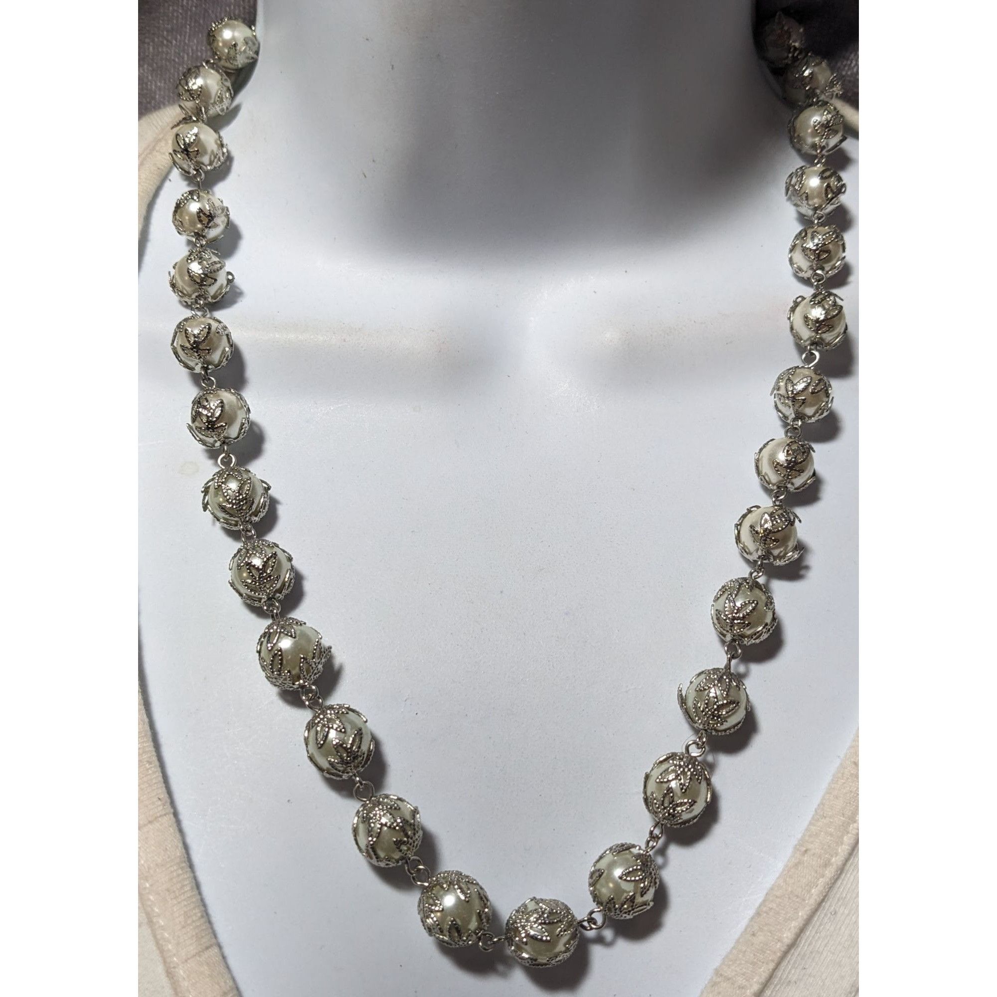 Other Whimsical Silver Leaf Capped Faux Pearl Necklace Size ONE SIZE - 5 Thumbnail