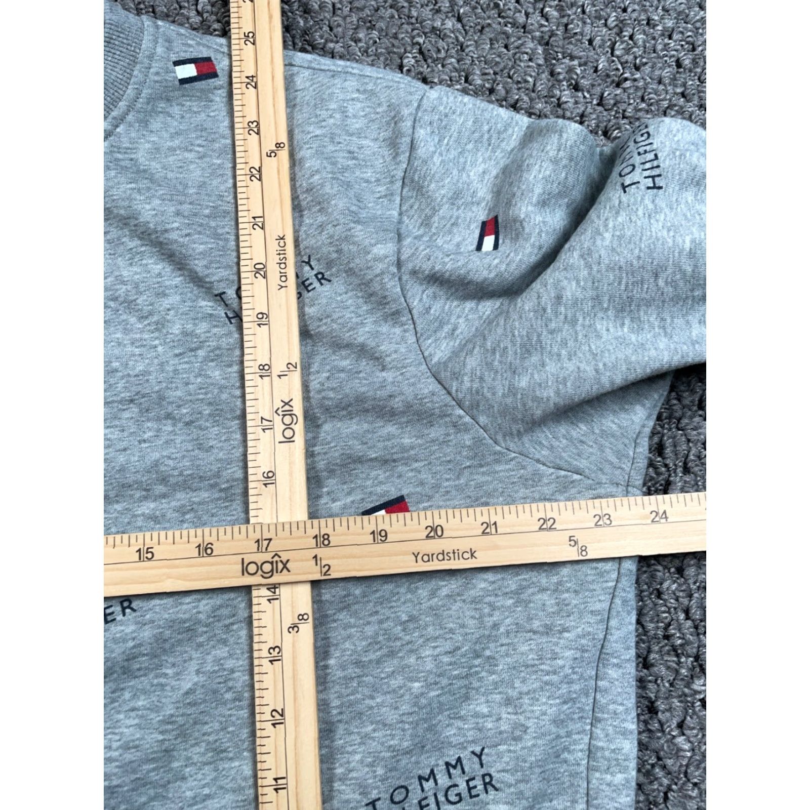 Tommy Hilfiger Tommy Hilfiger All Over Spell Out Sweatshirt Adult Large Gray Crewneck AOP Size US L / EU 52-54 / 3 - 5 Thumbnail