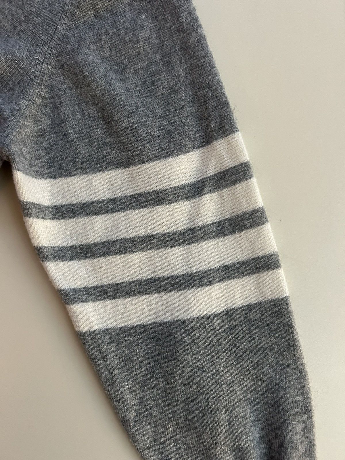 Thom Browne Thom Browne Cashmere 4-bar Pullover Light Grey Size US M / EU 48-50 / 2 - 2 Thumbnail