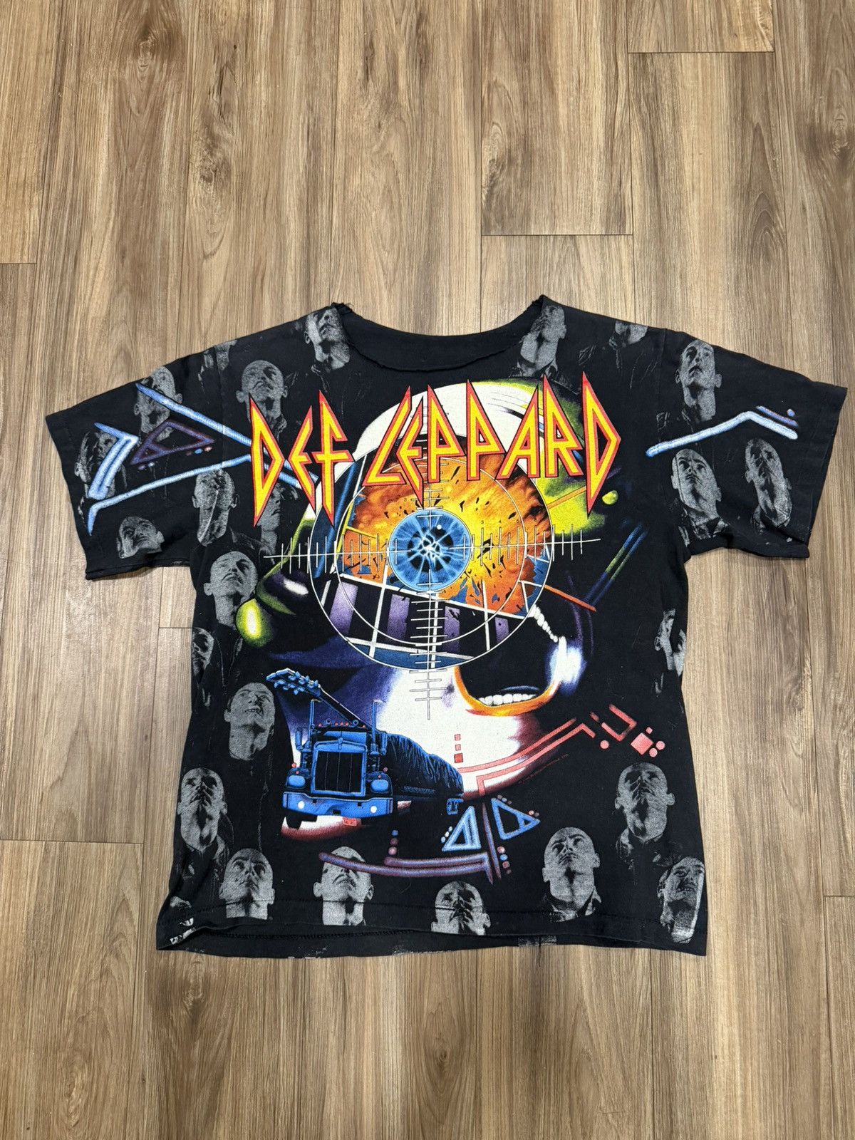 Giant Def Leppard 1992 Vintage AOP Hysteria Tour Tee Size US L / EU 52-54 / 3 - 1 Thumbnail