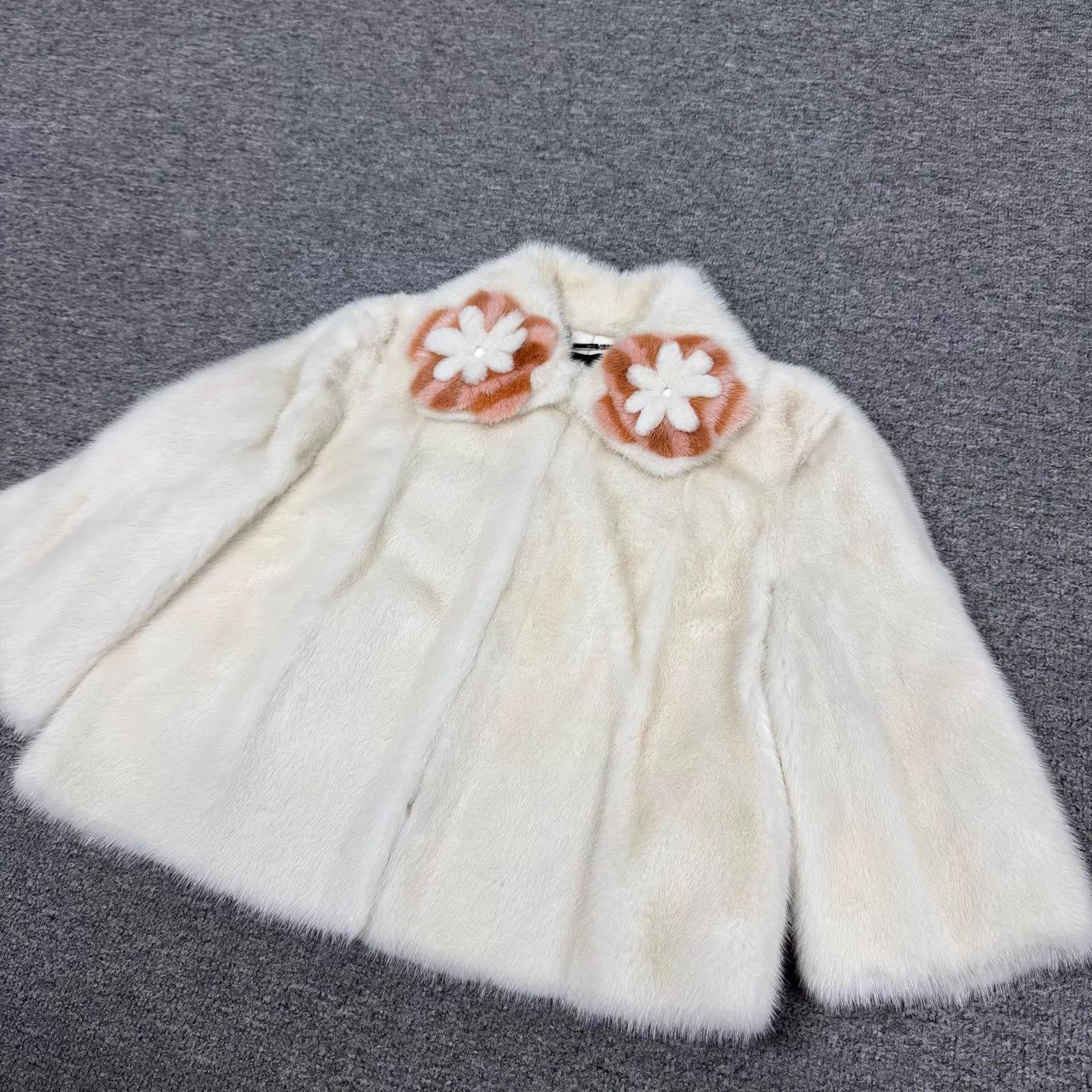 Fendi Fendi White Floral-Button Plush Short Fur Coat 36 Size XS / US 0-2 / IT 36-38 - 2 Thumbnail