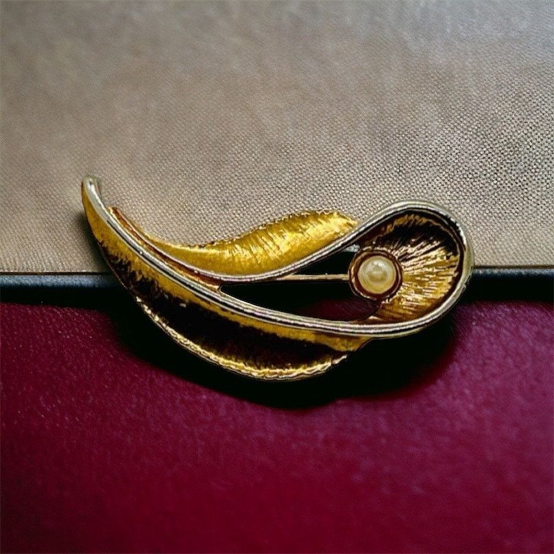 Vintage Vintage Jewelry Set-Rose Brooch-Gold Tone-Faux Pearl-Beaded Size ONE SIZE - 7 Thumbnail
