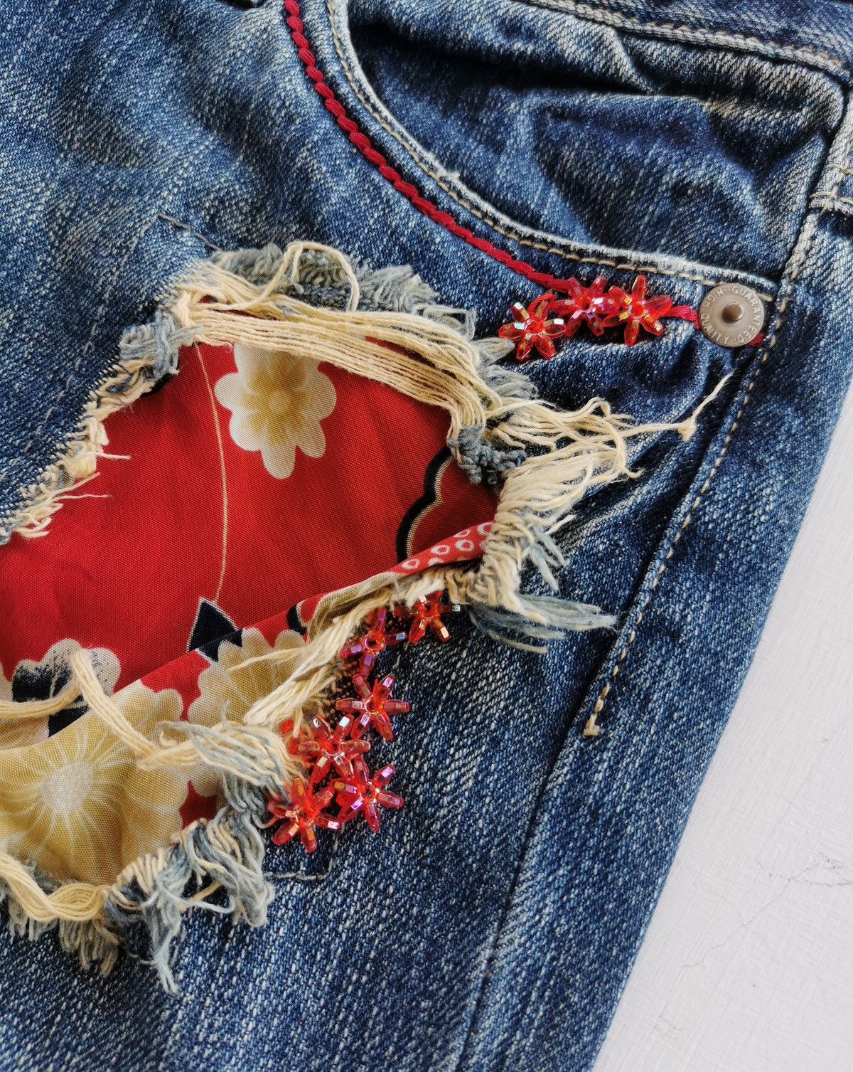 Japanese Brand Unbrand Double Waist Red Flowers Denim Jeans Size US 30 / EU 46 - 3 Thumbnail