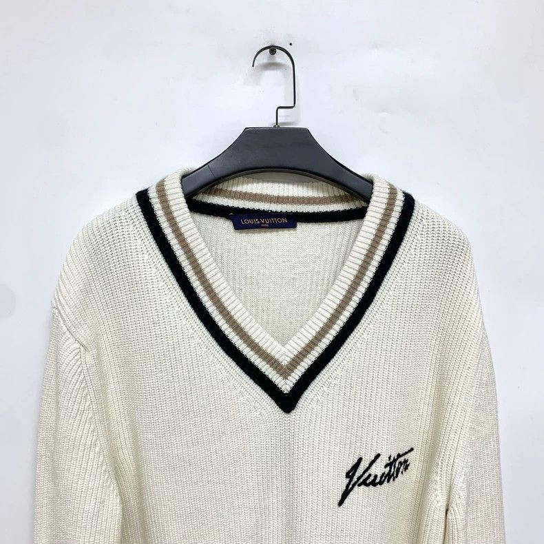 Louis Vuitton Louis Vuitton Creamy white V-neck sweater Size US S / EU 44-46 / 1 - 3 Thumbnail