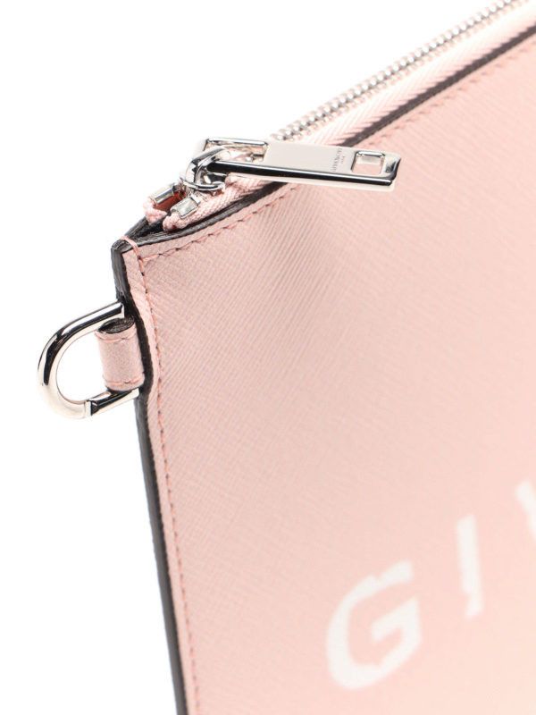 o1srvl11e1224 Size: OS/Logo Print Clutch in Pink