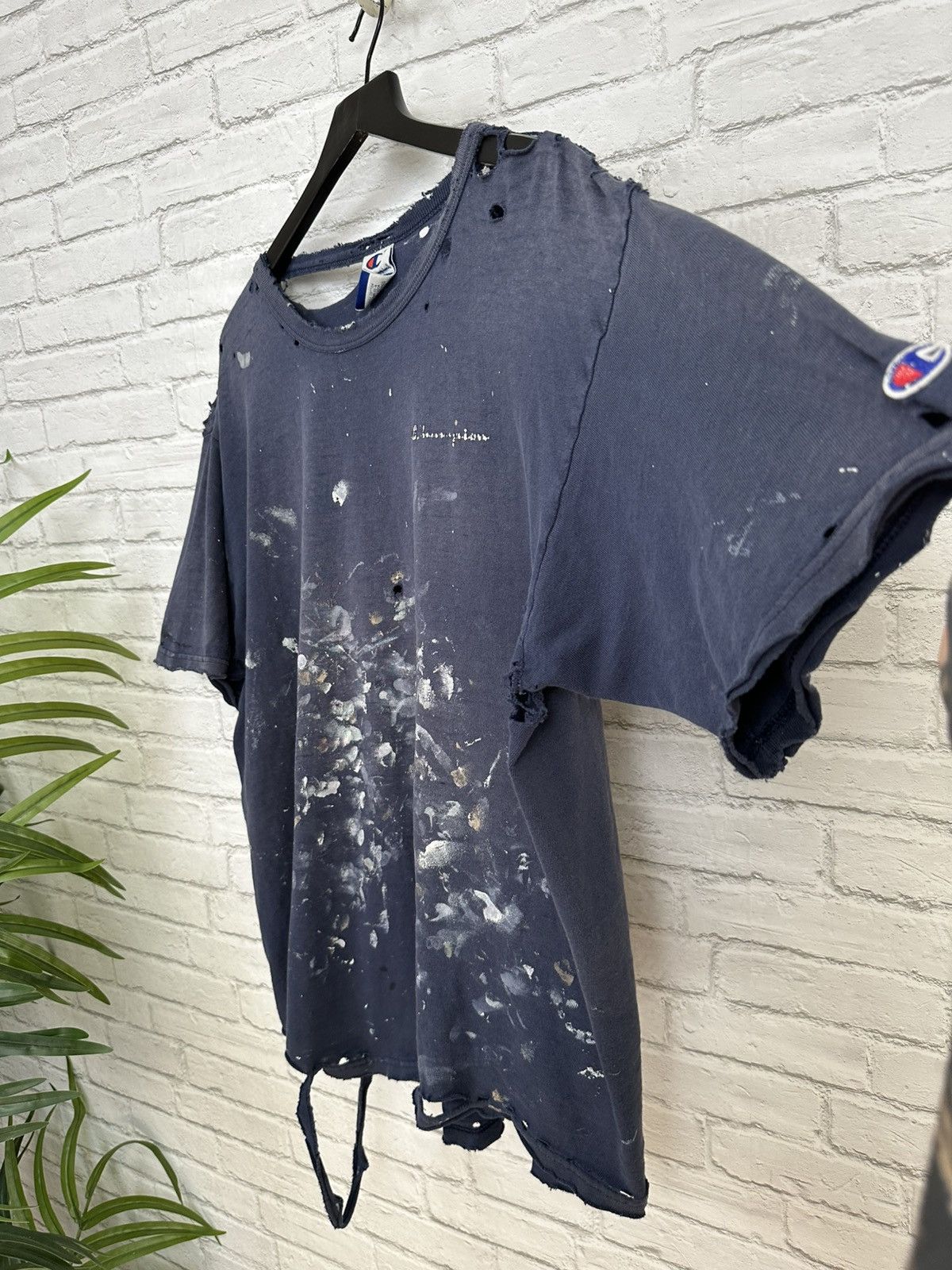 Champion (XL) PAINT THRASHED DESTROYED Vintage Champion T Shirt Size US XL / EU 56 / 4 - 1 Thumbnail