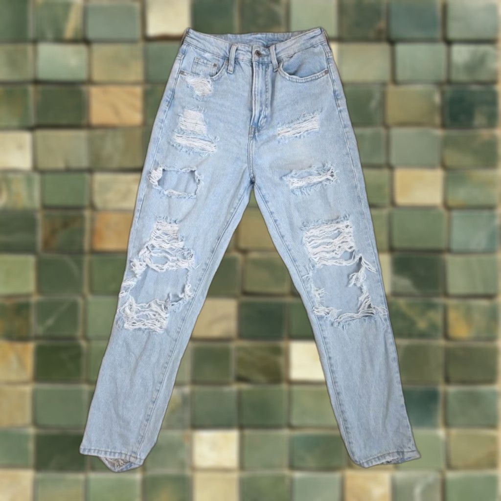 H&M VINTAGE H & M Ultra High Rise Distressed Mom Jeans Womens Size 4 Light Wash Size 27" / US 4 / IT 40 - 1 Thumbnail