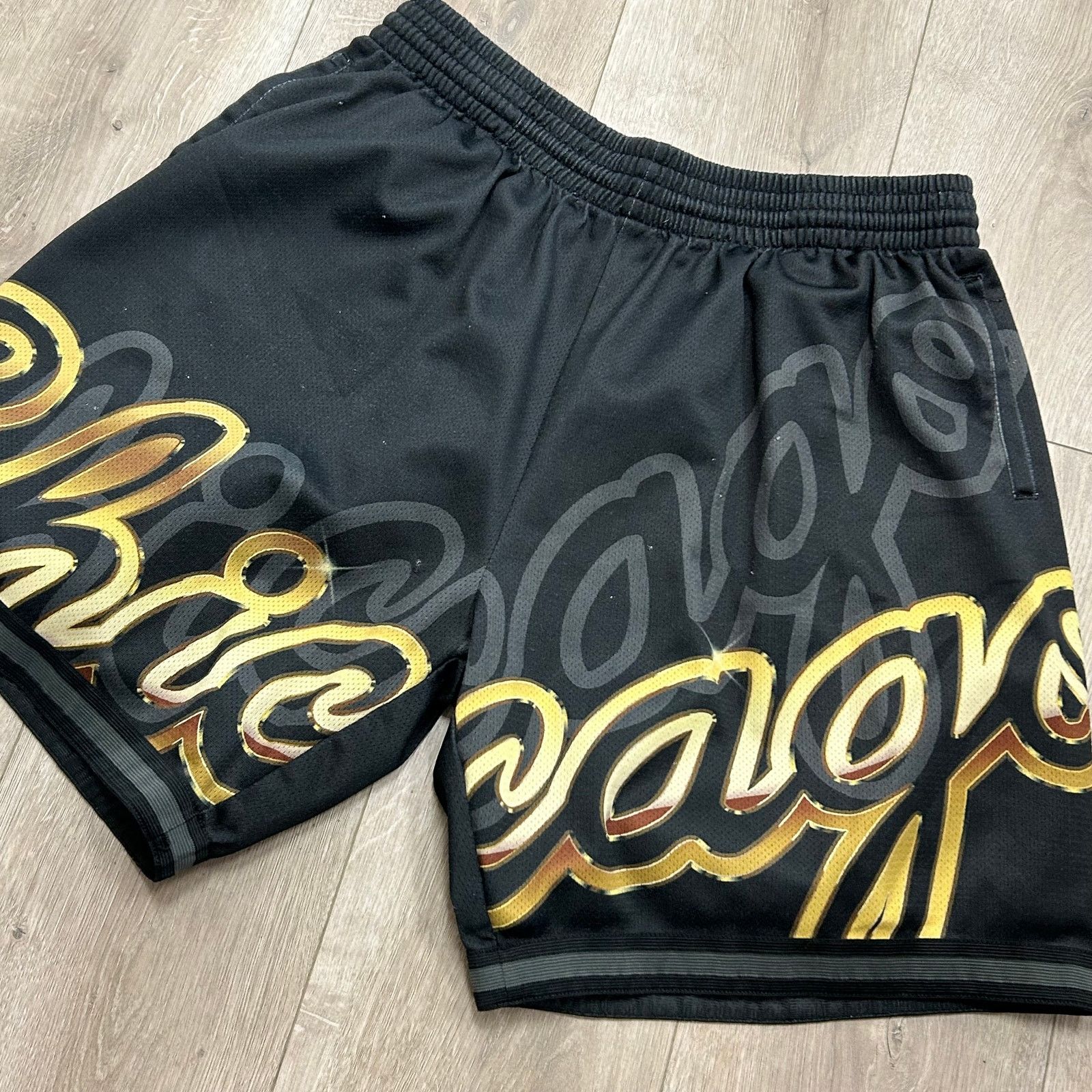 Mitchell & Ness Mitchell & Ness Chicago Bulls Big Font Basketball Shorts Size US 36 / EU 52 - 2 Thumbnail