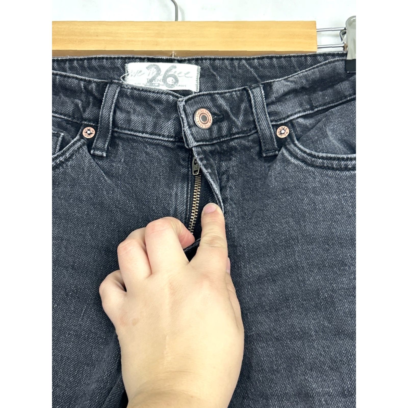 Free People Free People Jeans Black Distressed Ankle Inseam 30 Inseam 30 Womens 26 29 Waist 29 Black Distressed Ankle Jeans Women Regular Size 26 XS? Size ONE SIZE - 6 Thumbnail