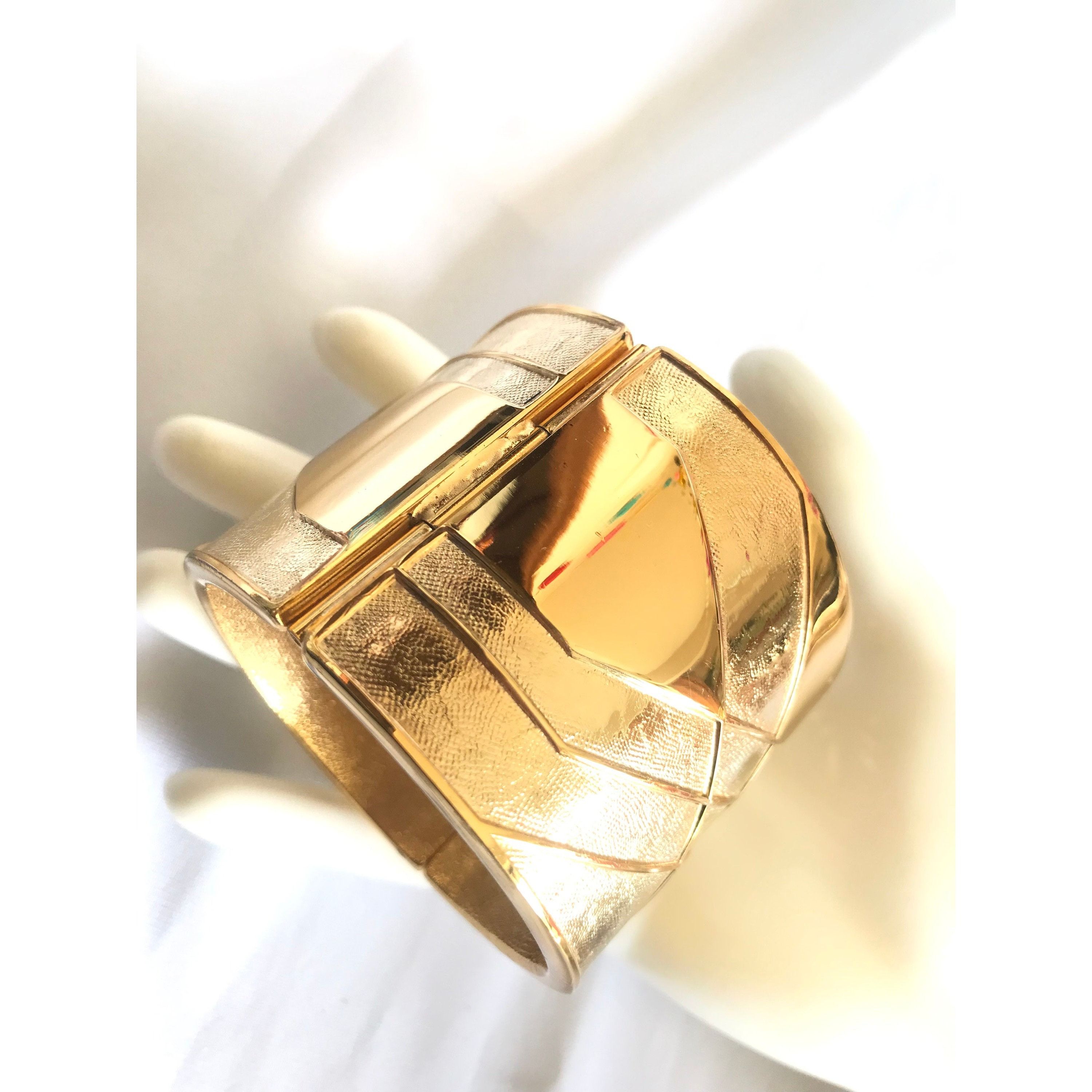 Lanvin Vintage Lanvin golden large bangle with geometric design Size ONE SIZE - 7 Thumbnail