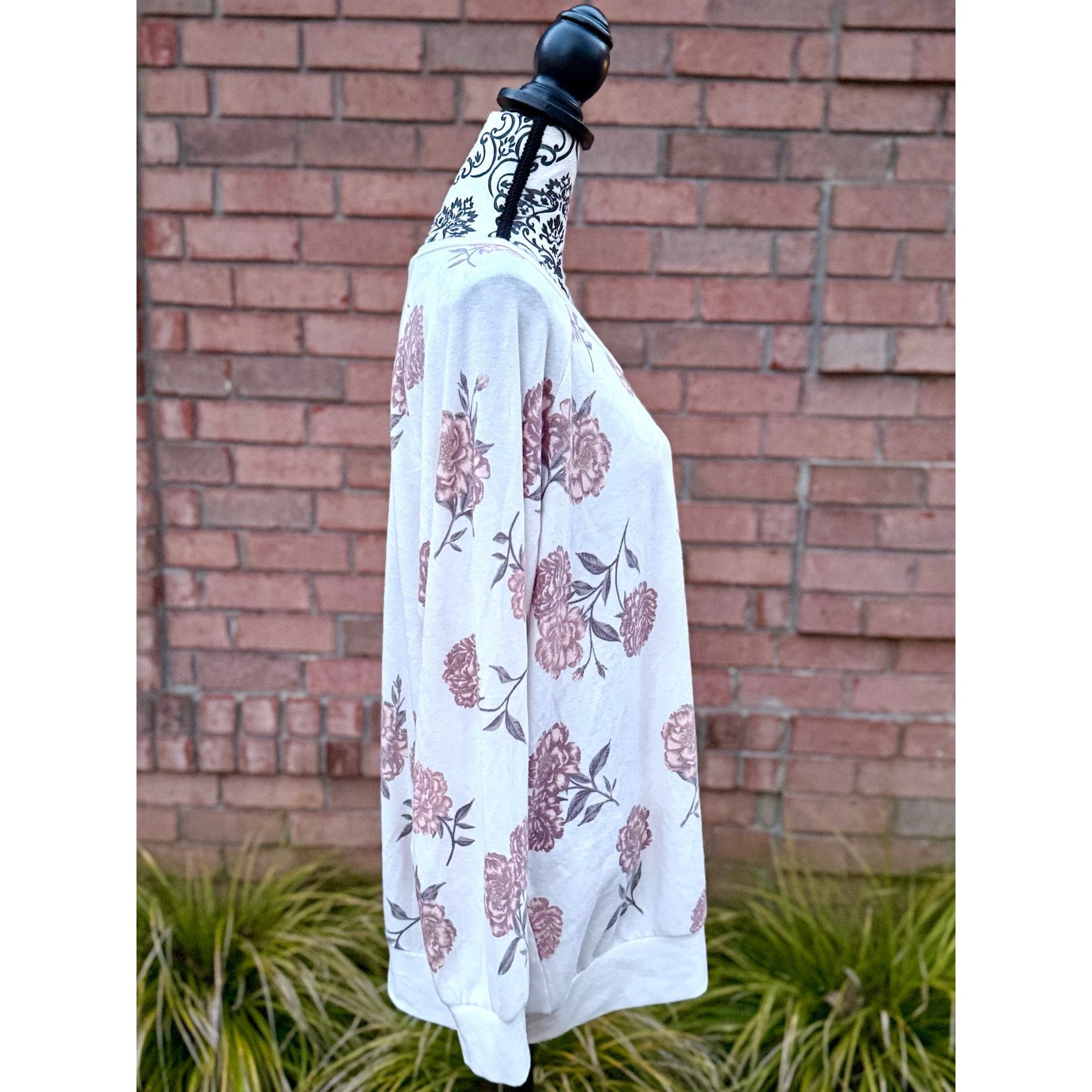 Other NWT Torrid Cream & Floral Pattern Cozy Soft Top Sz 2X 18-20 Size XXL / US 16-18 / IT 52-54 - 2 Thumbnail
