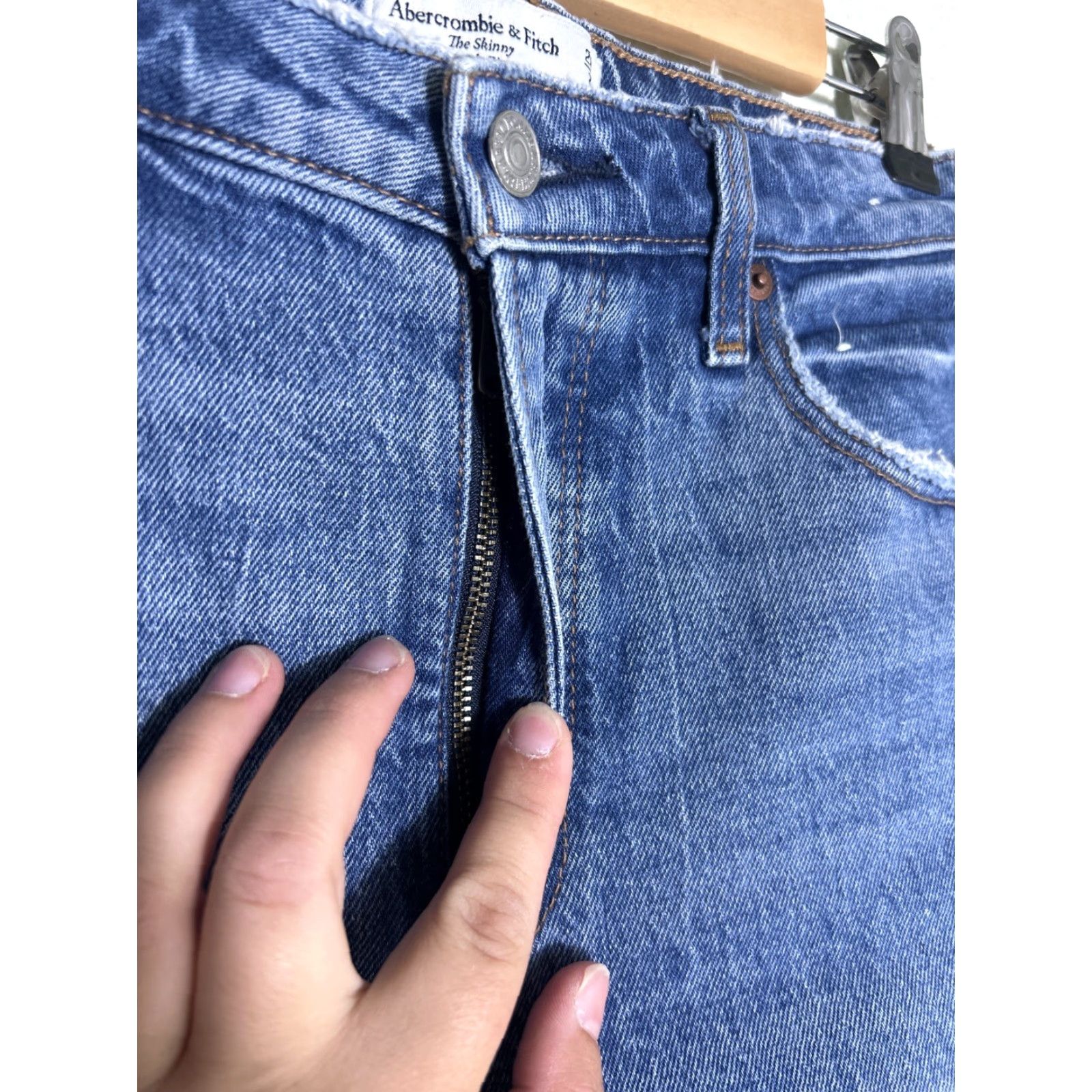 Abercrombie & Fitch Abercrombie & Fitch curve love the skinny high rise jeans Womens 2/26 Distressed Blue 27in Inseam Jeans Size 26" / US 2 / IT 38 - 7 Thumbnail