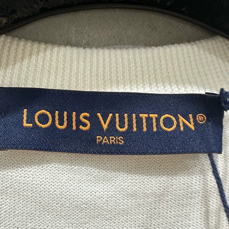Louis Vuitton Louis Vuitton Chest flower letter logo white knitted short Size US L / EU 52-54 / 3 - 3 Thumbnail