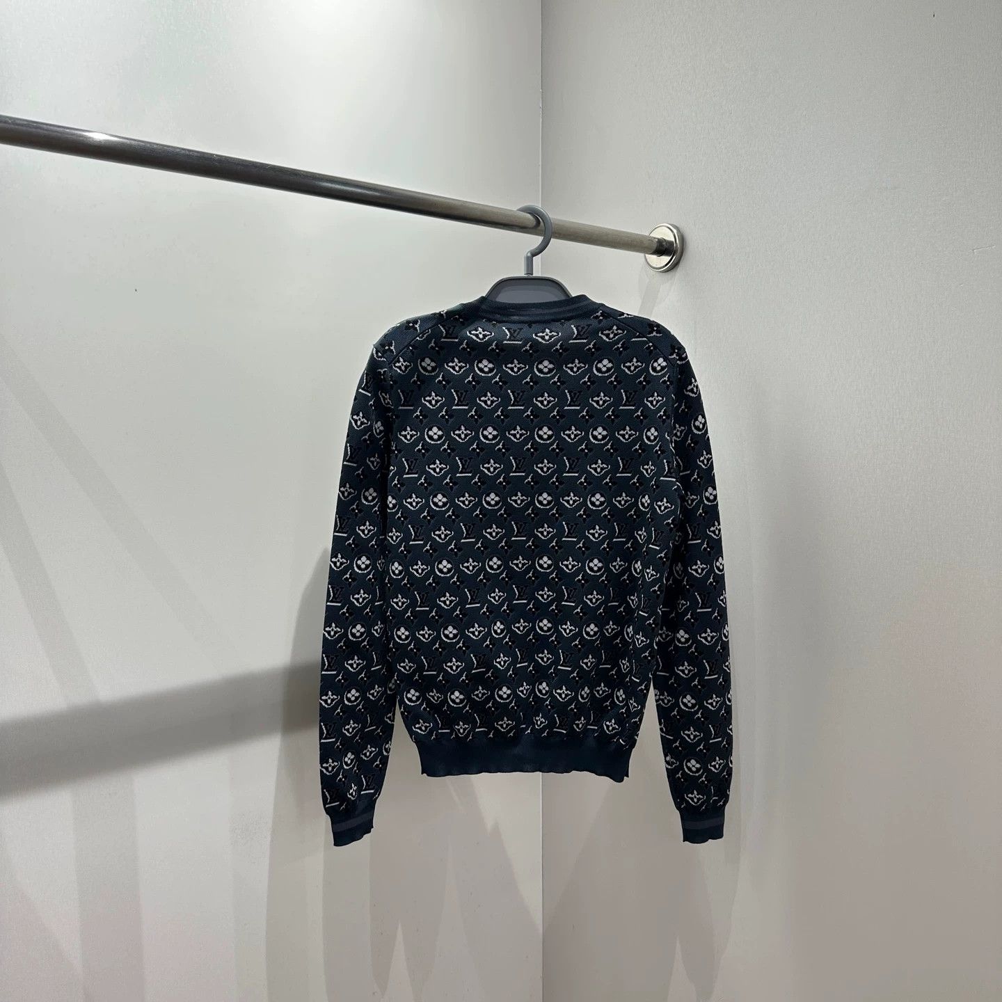 Louis Vuitton LV Monogram colorblock sweater M mar348 Size M / US 6-8 / IT 42-44 - 2 Thumbnail