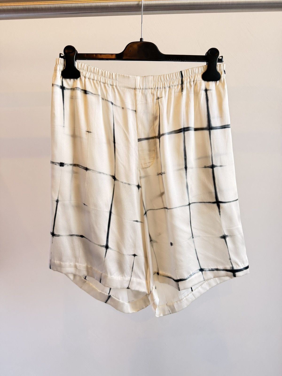 Other DELOS Printed Silk Shorts White Black Shibori Tie-Dye Size M Size US 31 - 1 Thumbnail