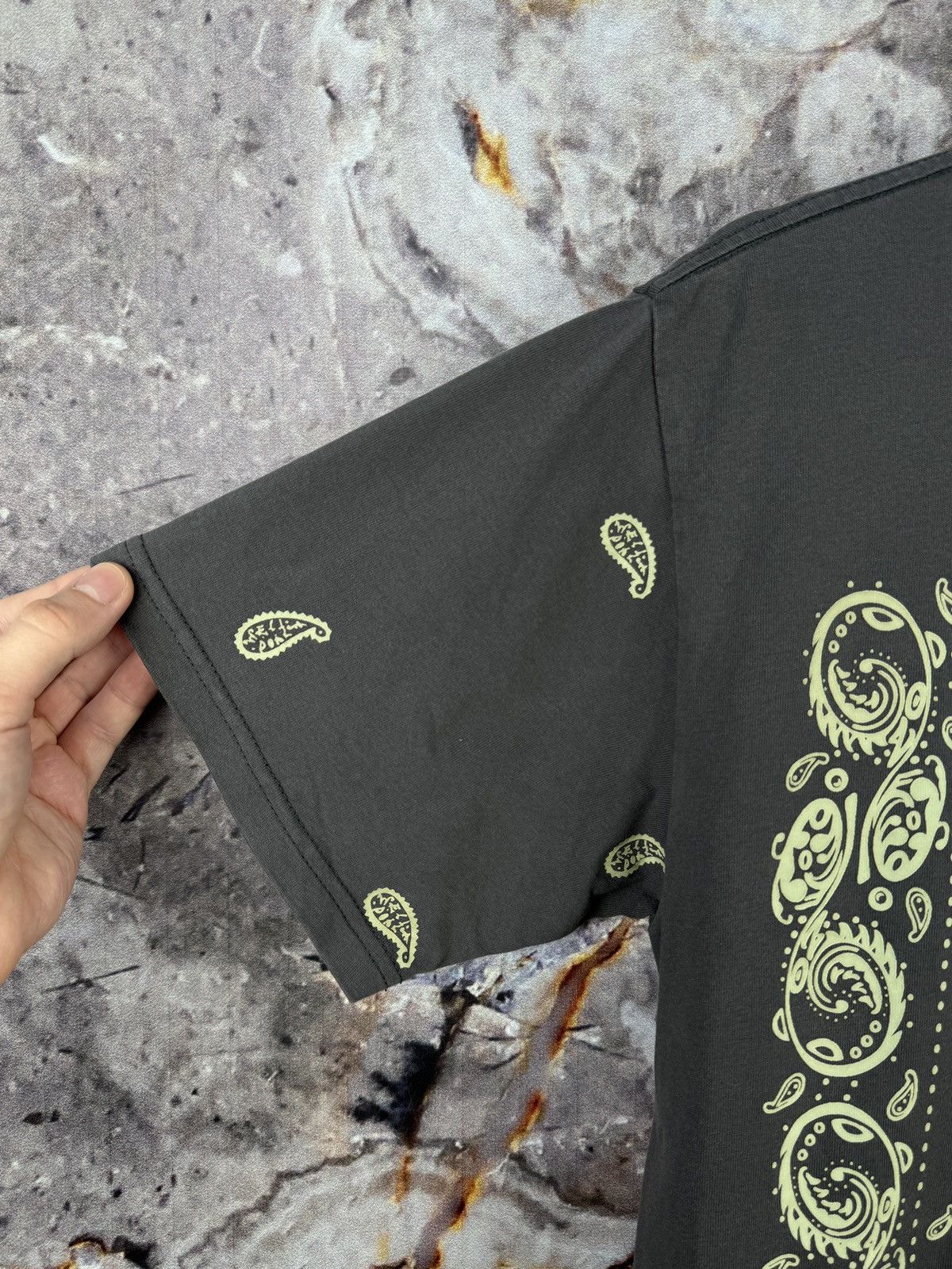 WE11DONE We11done Bandana Print T-Shirt Khaki Streetwear Graphic Tee Size US L / EU 52-54 / 3 - 5 Thumbnail