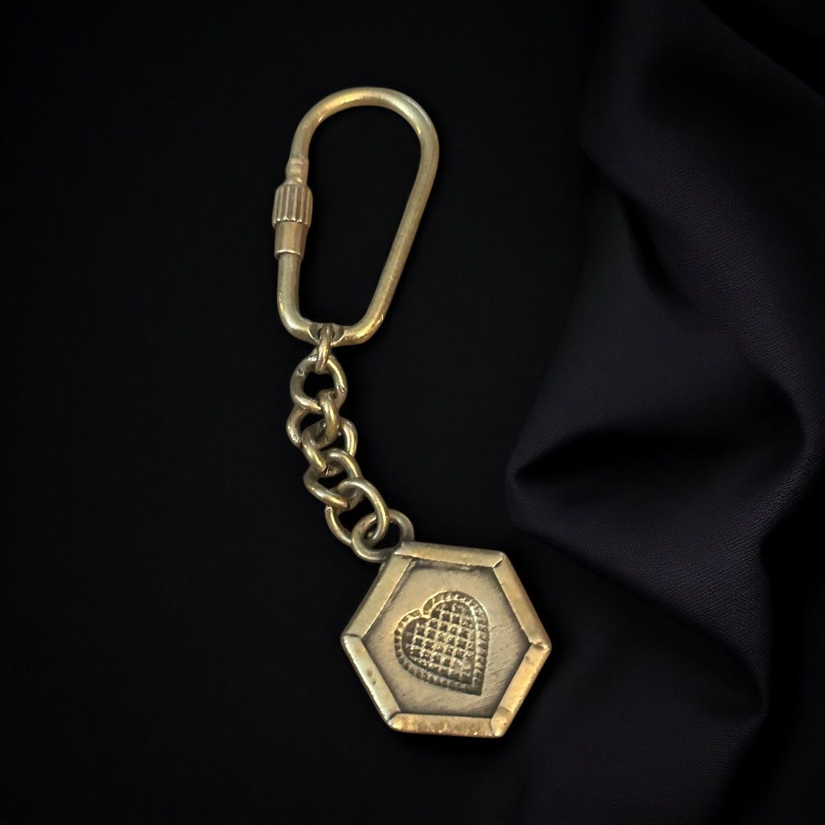 Vintage Vintage gold tone hexagon carved heart keychain Size ONE SIZE - 1 Thumbnail