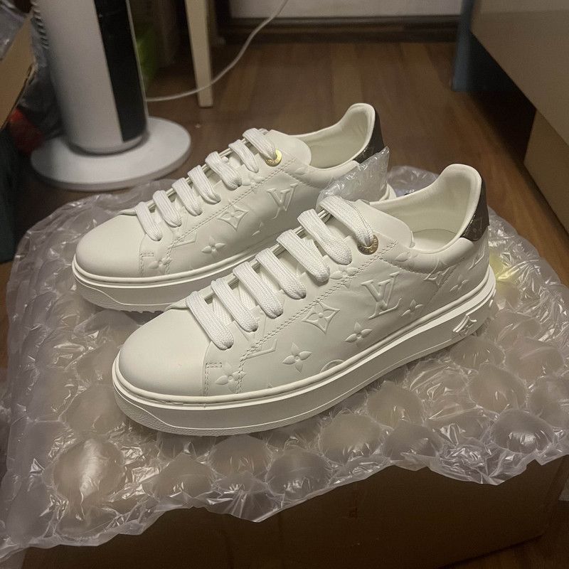 Louis Vuitton Louis Vuitton White Low-Top Sneakers for Women Size US 7 / IT 37 - 1 Thumbnail
