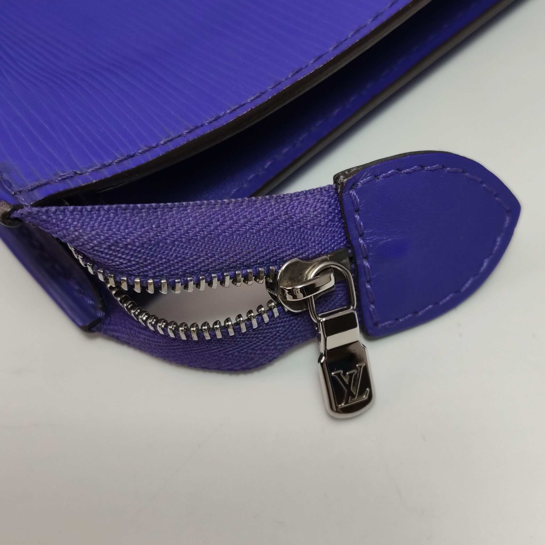 Louis Vuitton Louis Vuitton (LV) toiletry bag cowhide solid color water r Size ONE SIZE - 5 Thumbnail