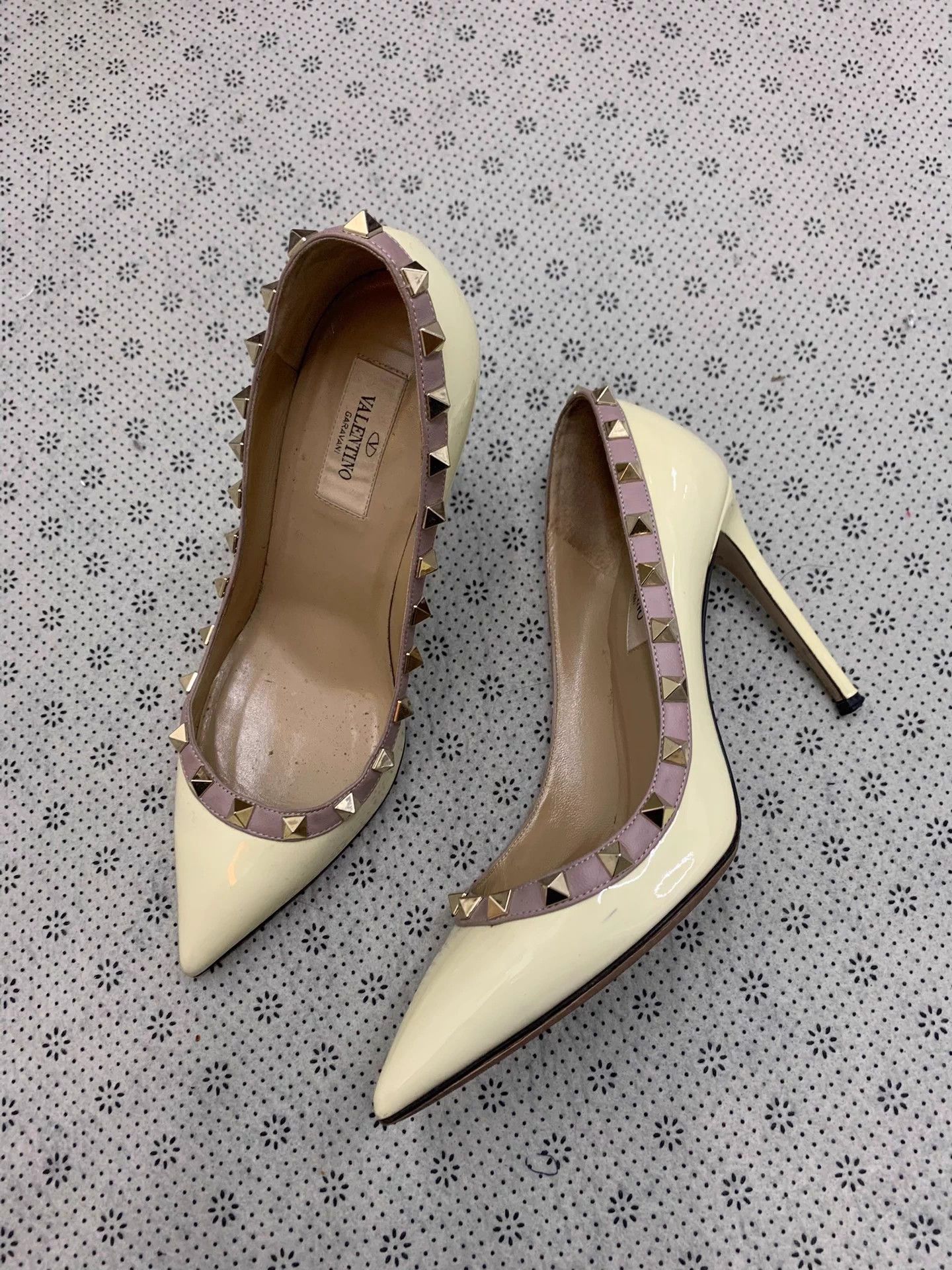 Valentino Valentino Light Yellow Rivet Heels EU36 Size US 5 / IT 35 - 2 Thumbnail