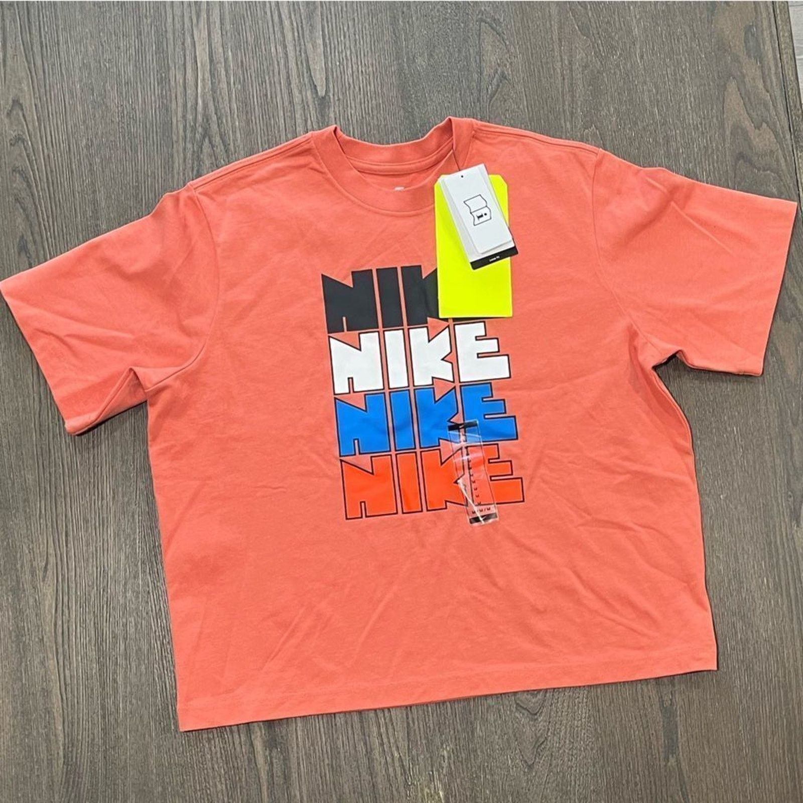 Nike NWT Nike Sportswear Womens Boxy Graphic Cropped T-Shirt Sz M Size M / US 6-8 / IT 42-44 - 1 Thumbnail
