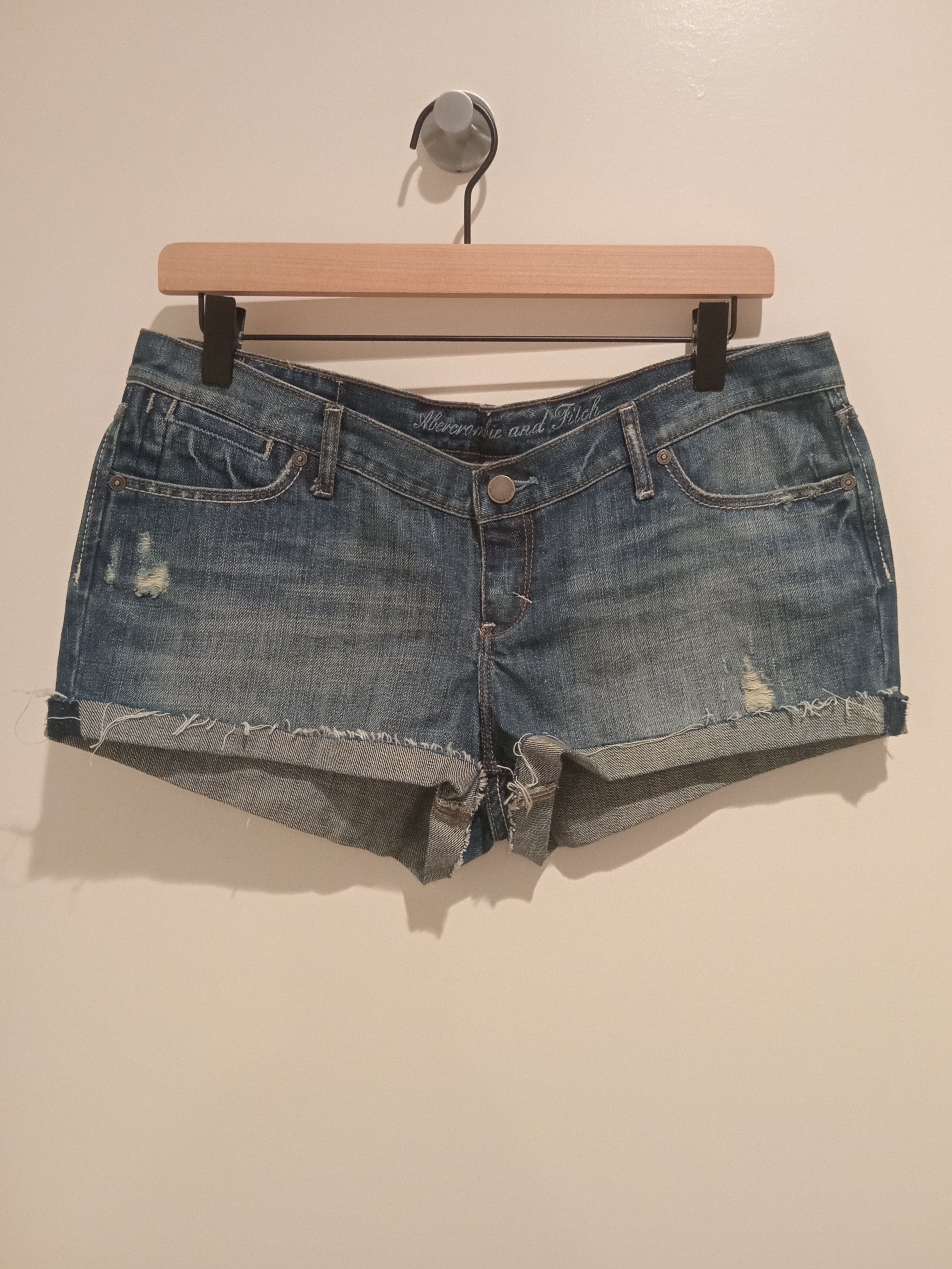 Abercrombie & Fitch Abercrombie & Fitch Distressed Denim Hot Shorts Women's Size 30" / US 8 / IT 44 - 8 Thumbnail
