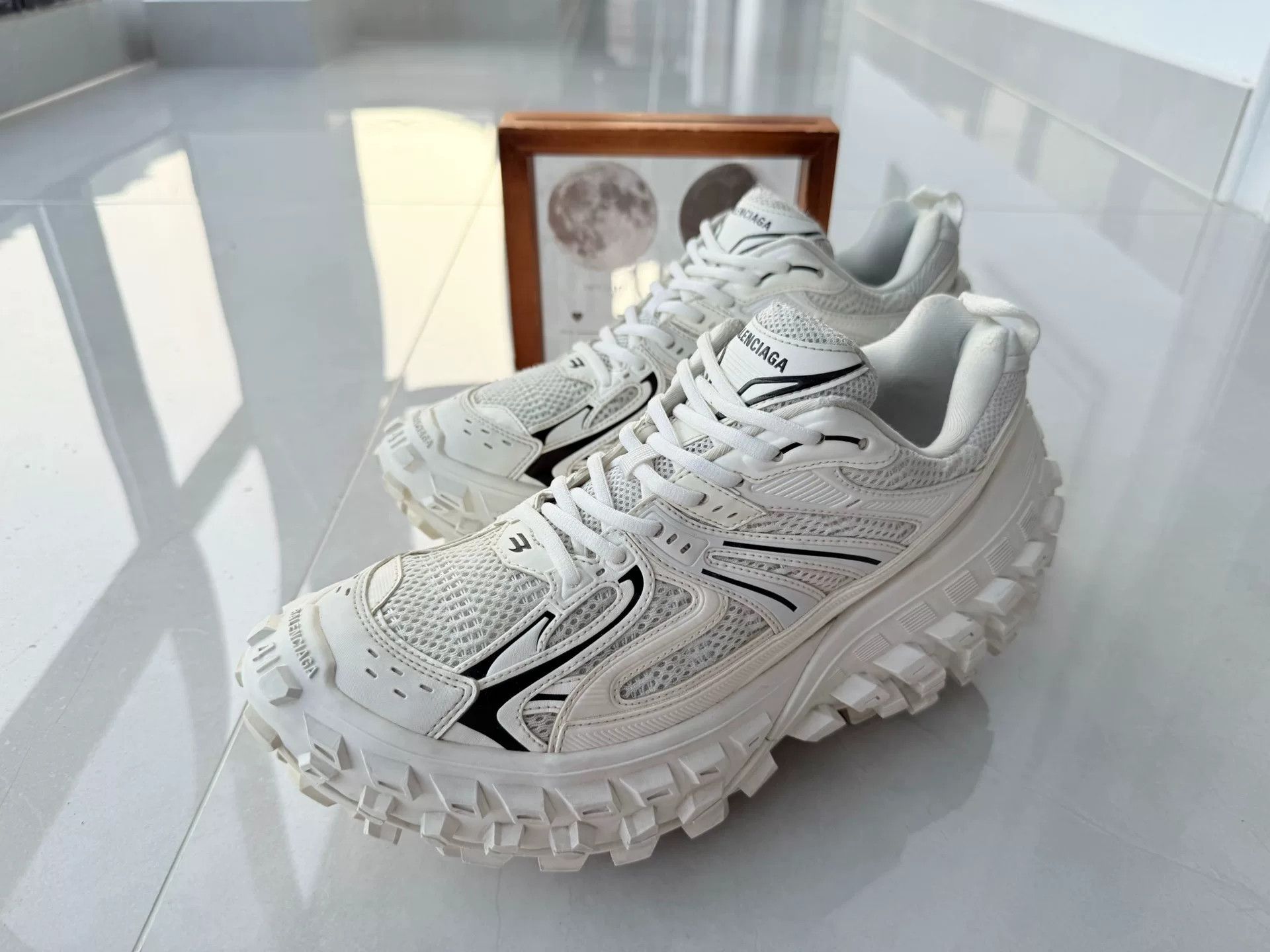 Balenciaga Balenciaga White Lowtop Sneakers 8 Men Size US 8 / EU 41 - 1 Thumbnail