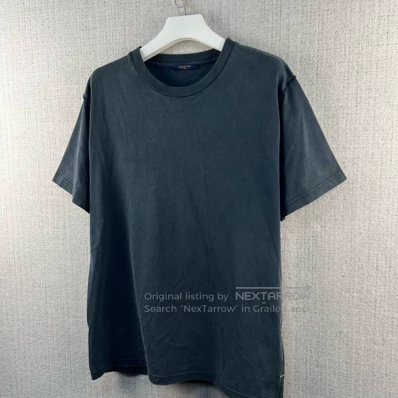 Louis Vuitton Louis Vuitton FW21 Solid Back Inverted Labeled Crew Neck S Size US XL / EU 56 / 4 - 2 Thumbnail