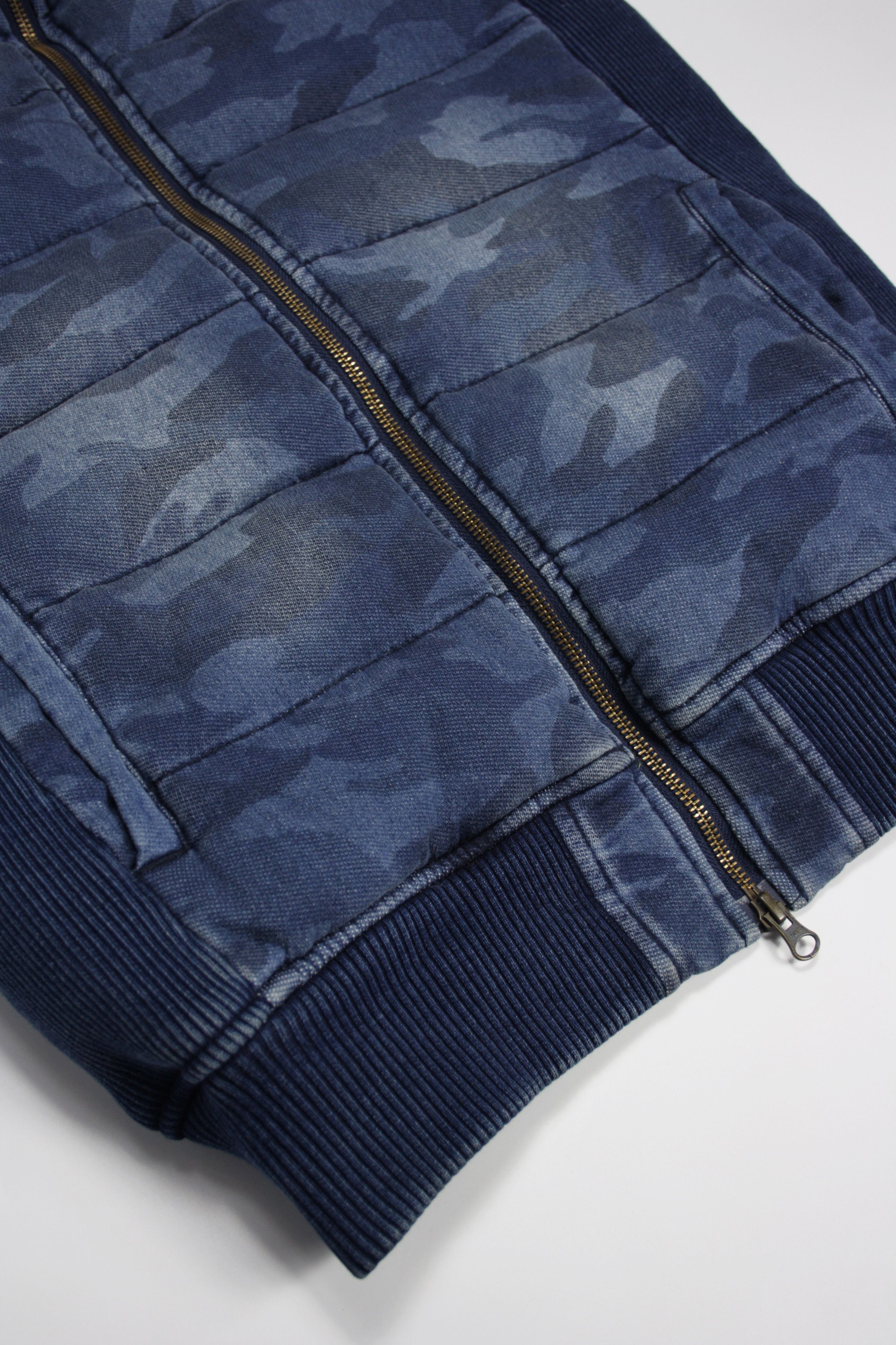 Japanese Brand 1PIU1UGUALE3 RELAX Washed Camo Denim Puffer Down Vest Size US S / EU 44-46 / 1 - 2 Thumbnail