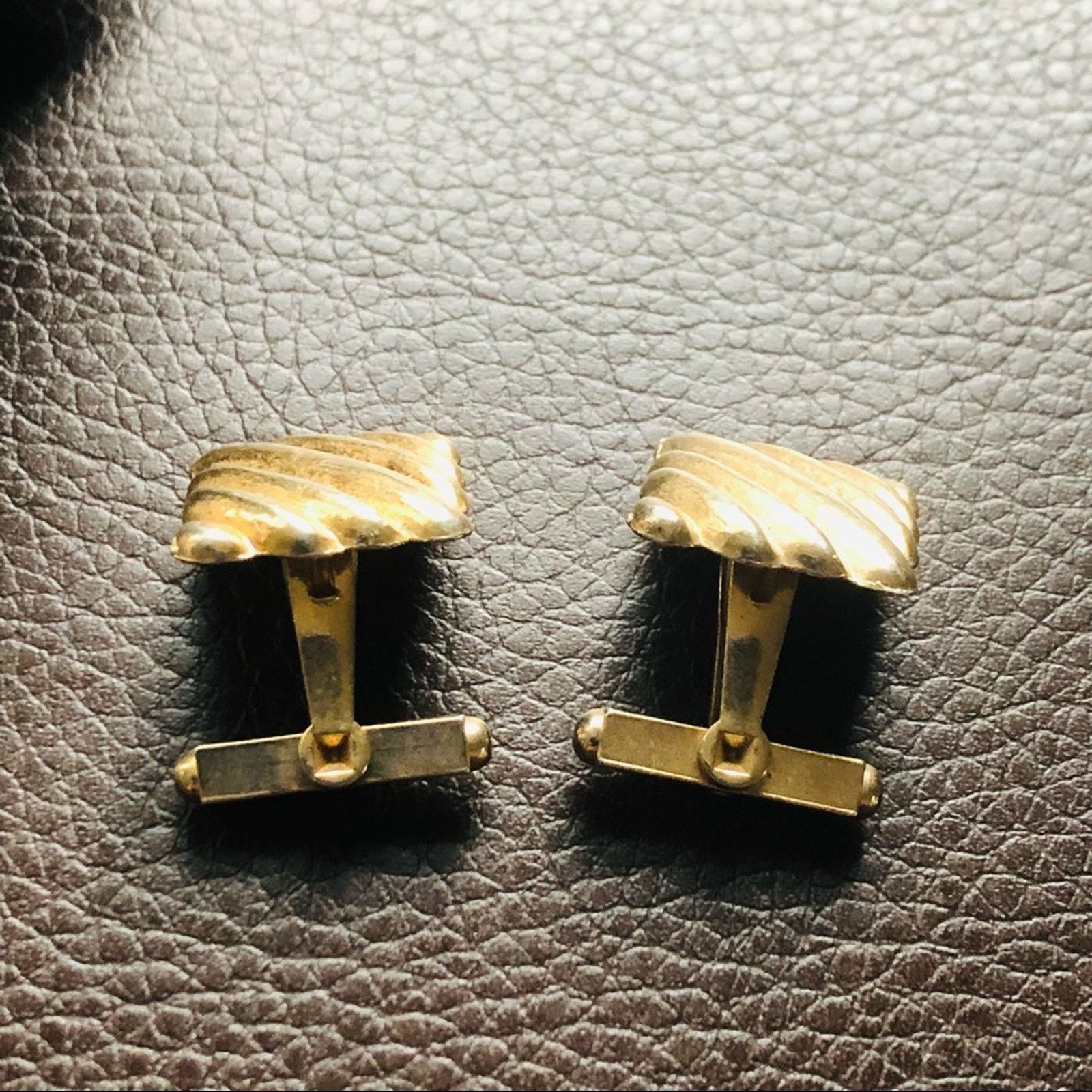 Vintage Vintage men’s gold textured square tilted style cuff links Size ONE SIZE - 4 Thumbnail