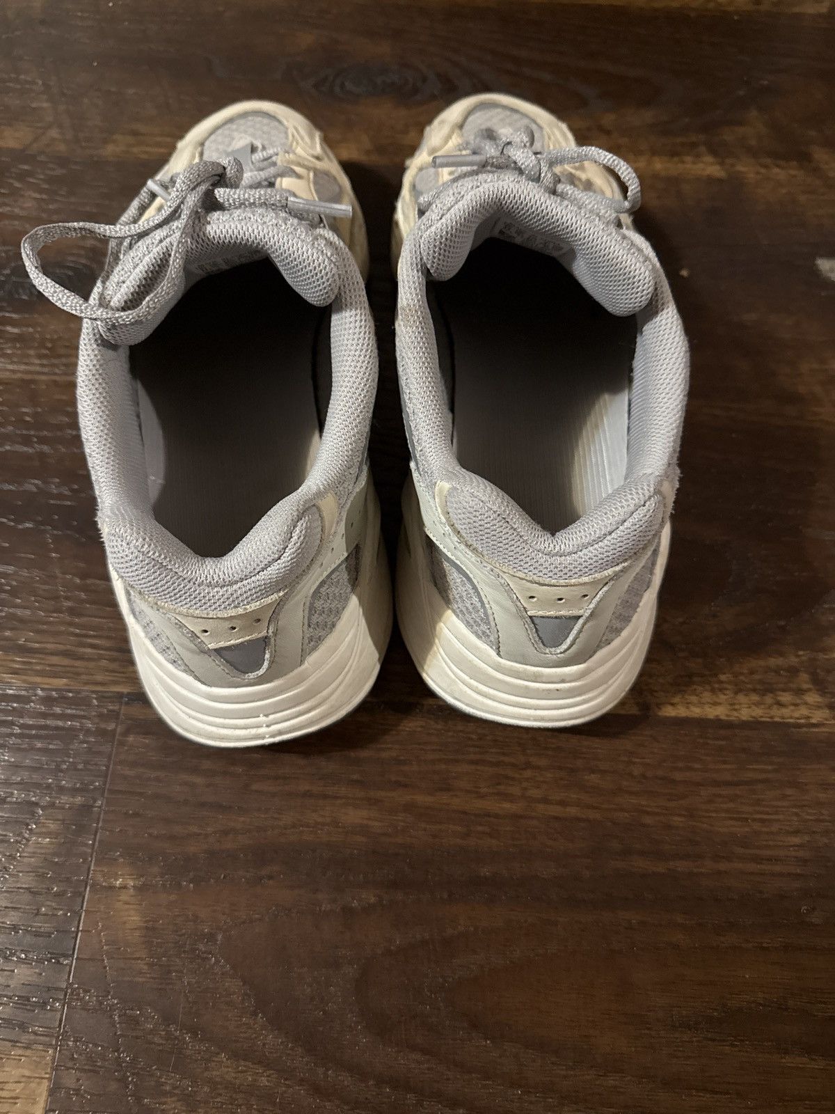 Yeezy Yeezy 700 v2 Cream Size US 11 / EU 44 - 4 Thumbnail