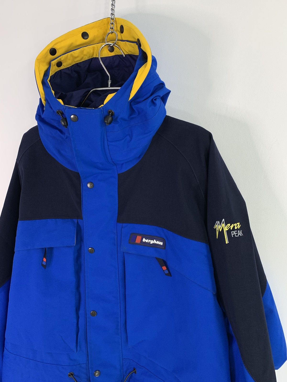 Berghaus × Vintage Berghaus Mera Peak Gore-Tex Hooded Jacket M Size Size US M / EU 48-50 / 2 - 6 Thumbnail