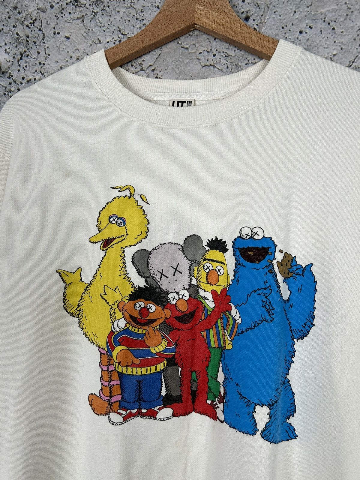 Kaws Kaws X Uniqlo Sesame Street Streetwear Crewneck Hype Size US S / EU 44-46 / 1 - 3 Thumbnail
