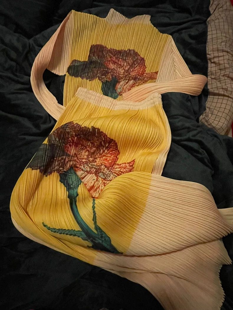 Issey Miyake Issey Miyake size:3 Yellow carnation pleated top Size S / US 4 / IT 40 - 1 Thumbnail