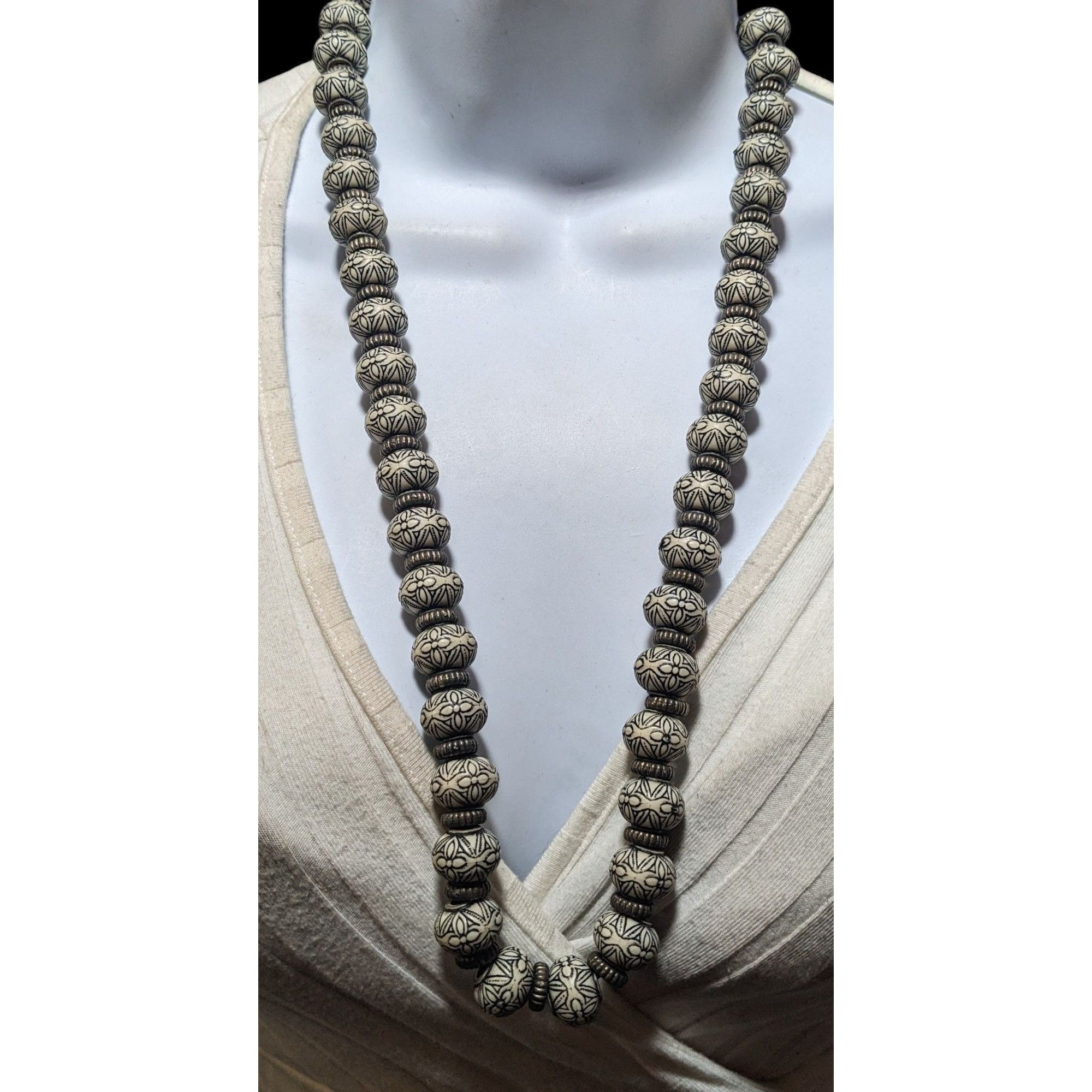 Other Rustic White And Silver Floral Beaded Necklace Size ONE SIZE - 2 Thumbnail