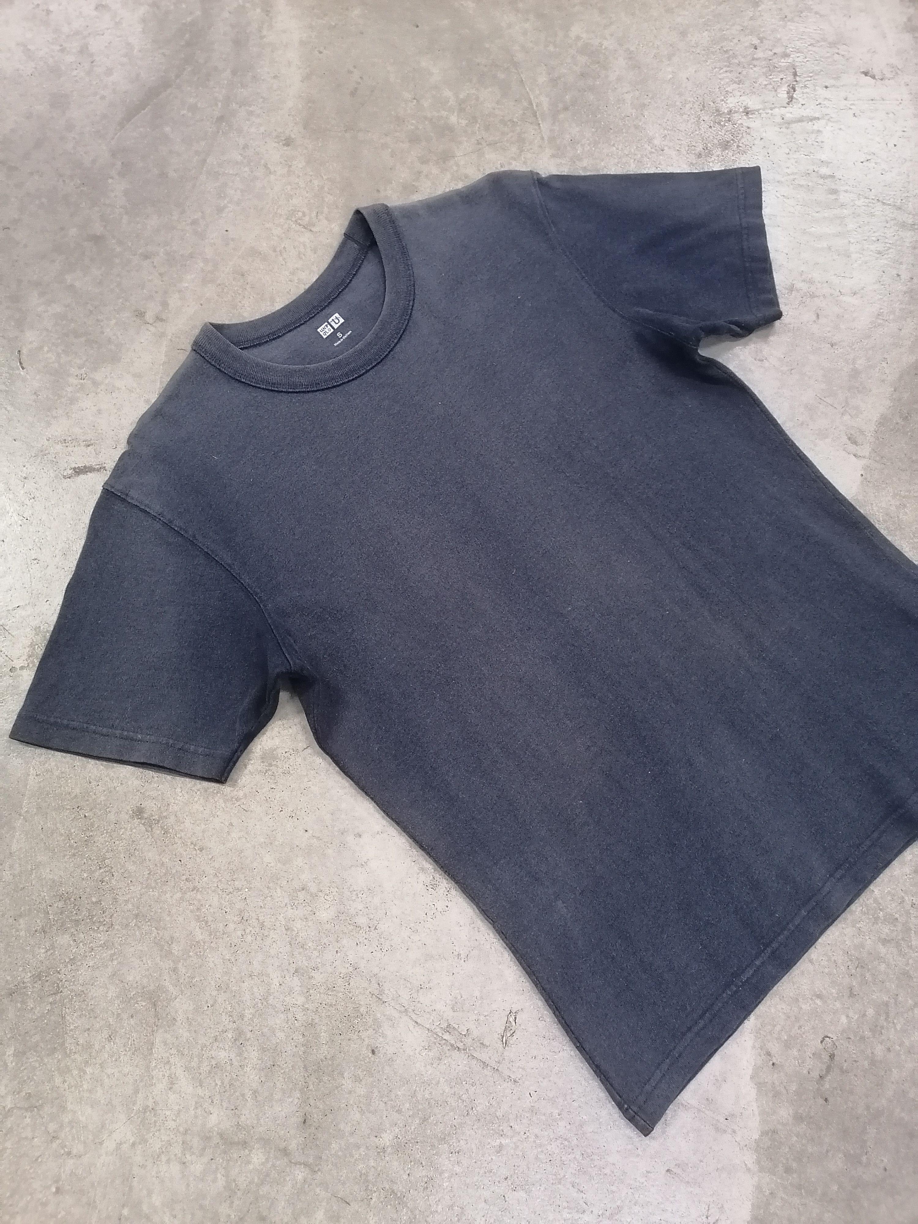 Japanese Brand Trashed Faded Uniqlo Blue Tee Size US S / EU 44-46 / 1 - 3 Thumbnail
