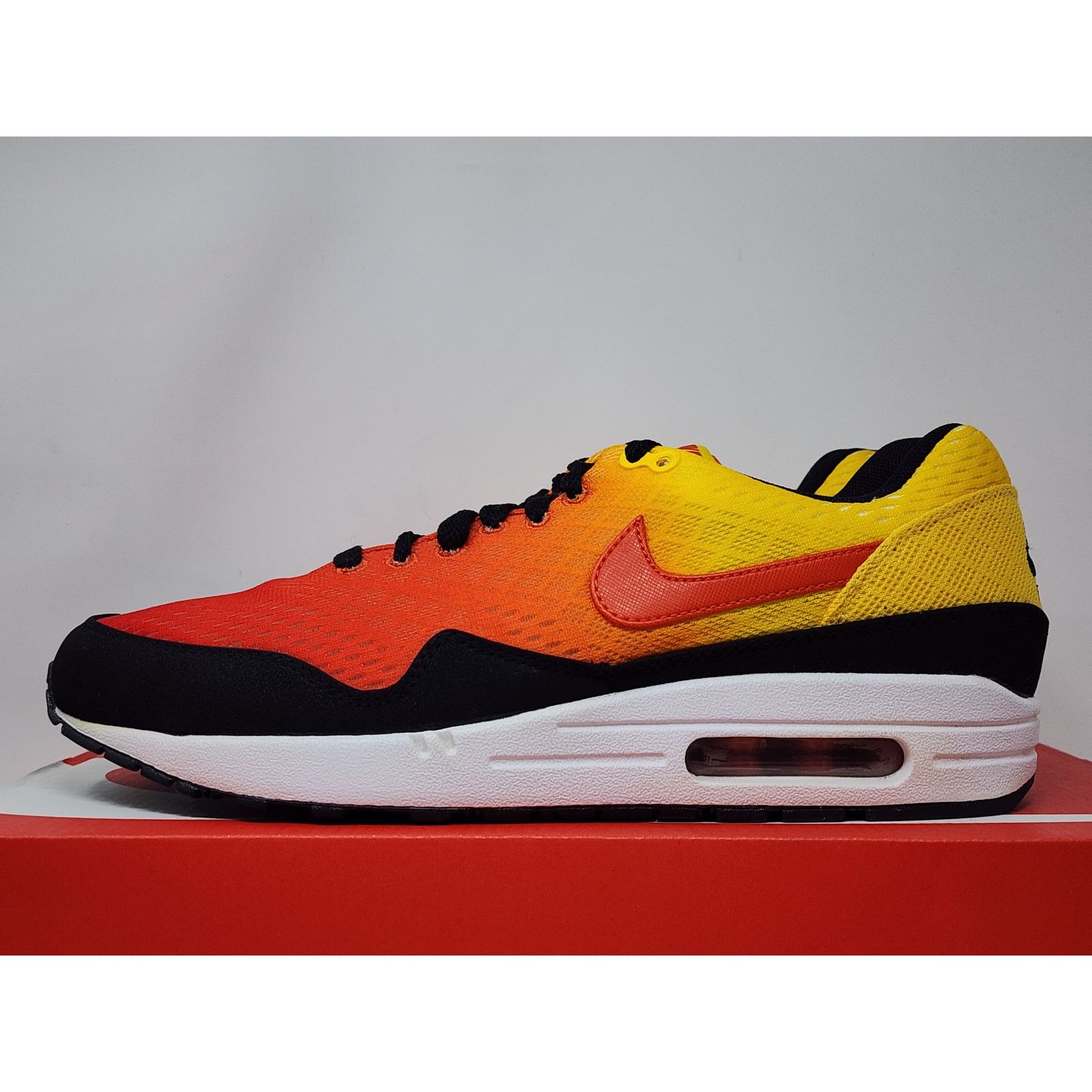 Nike Nike Air Max 1 SUNSET PACK 2013 554718-880 Size 9 WORN Size US 9 / EU 42 - 3 Thumbnail