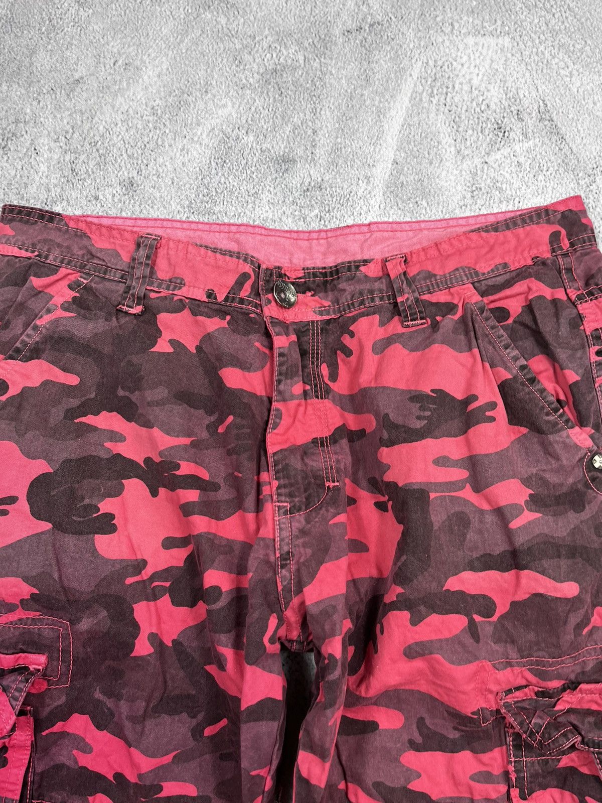 Vintage Vintage Y2K pink camo shorts streetwear outdoor Size US 30 / EU 46 - 4 Thumbnail