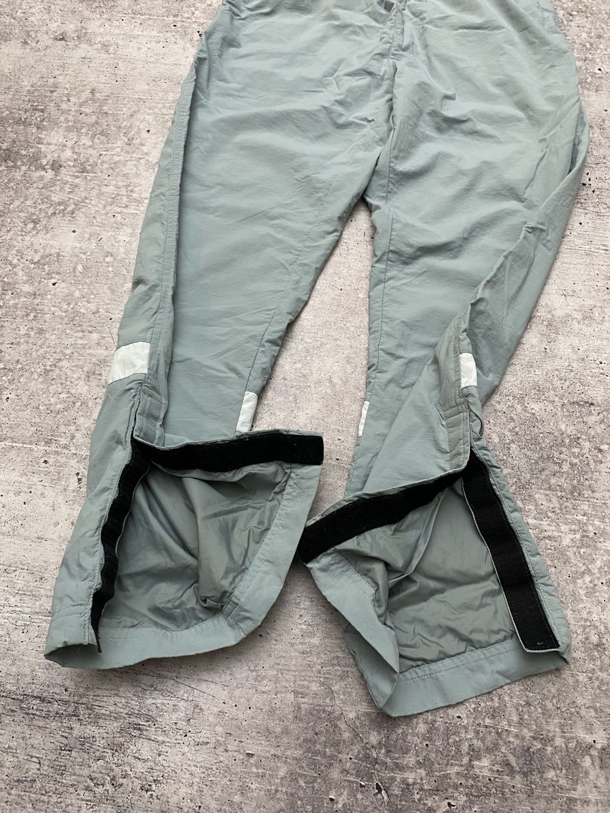 Nike × Vintage NIKE VINTAGE NYLON SWEATPANTS Size US 31 - 4 Thumbnail