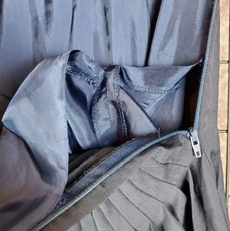 Givenchy Givenchy Pleated Wool Midi Skirt for Women . Size 23" - 9 Thumbnail