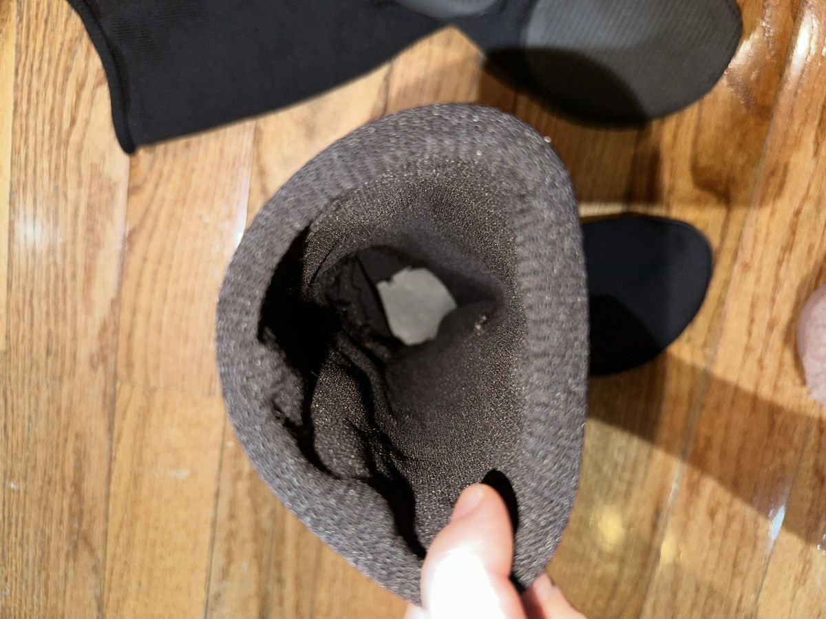 Yeezy Yeezy Pods Size US 7 / EU 40 - 2 Thumbnail