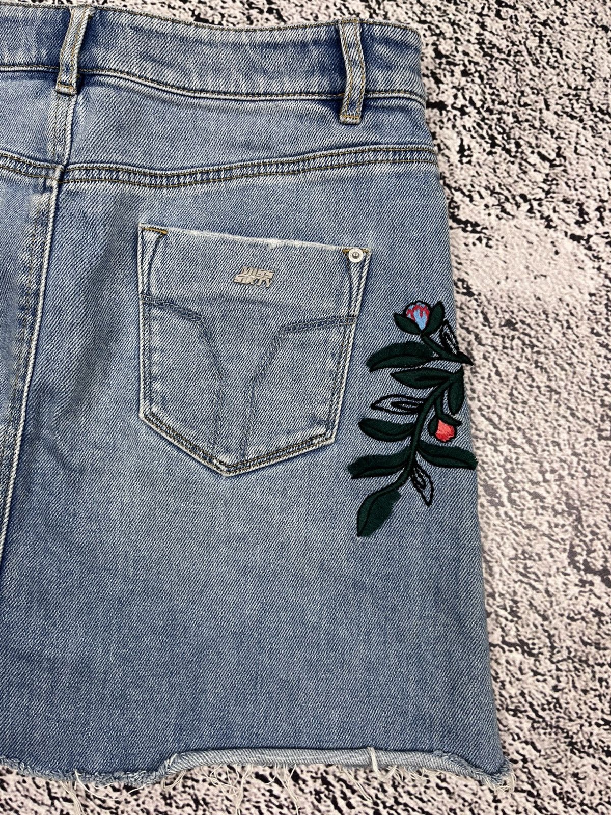 Miss Sixty Vintage Miss Sixty Embroidered floral mini skirt size XS Size 26" / US 2 / IT 38 - 4 Thumbnail