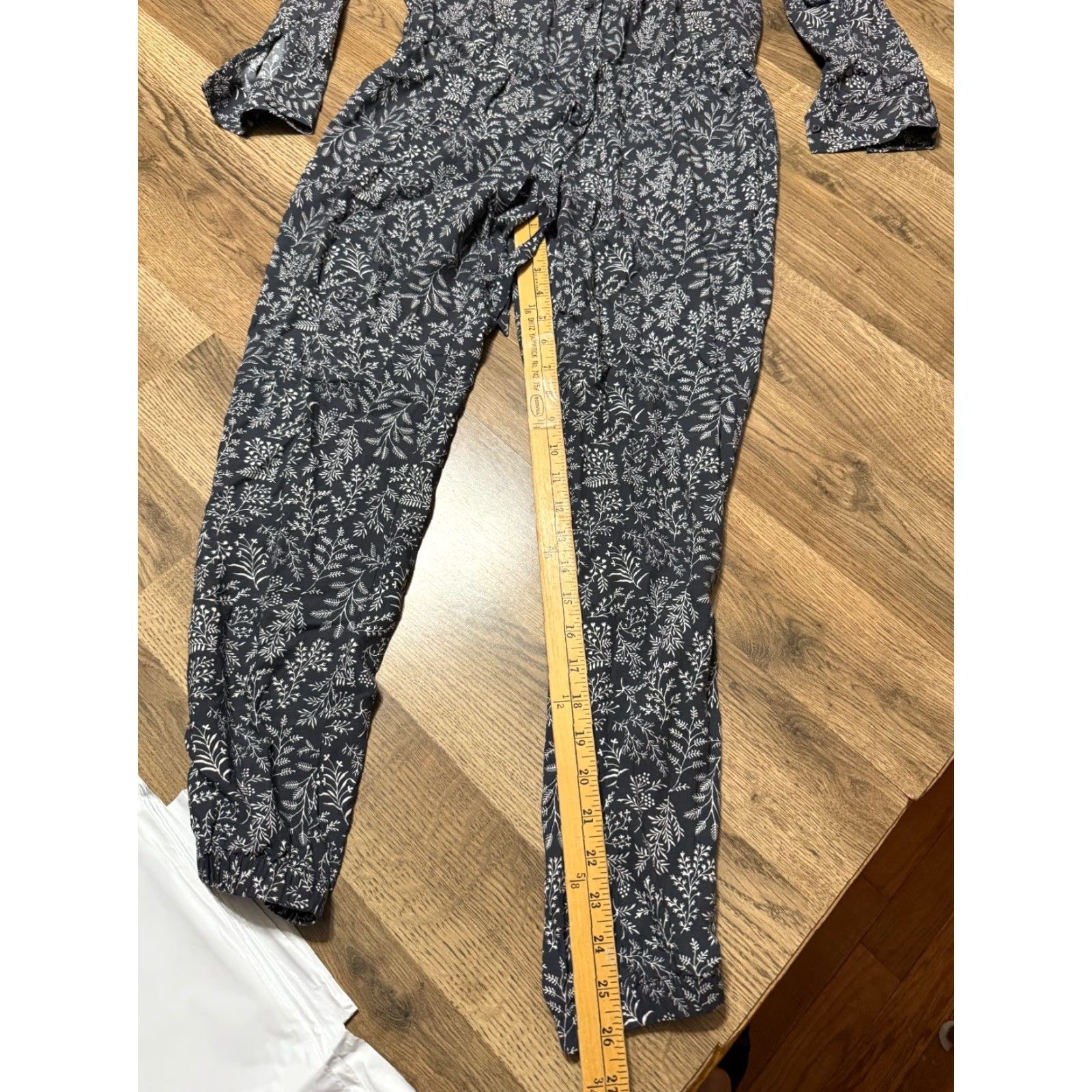 Old Navy Old Navy Romper Women's XS Blue White Floral Long Sleeve One-Piece Pockets Casual Modern (Mens/Womens not applicable) Size XS / US 0-2 / IT 36-38 - 5 Thumbnail