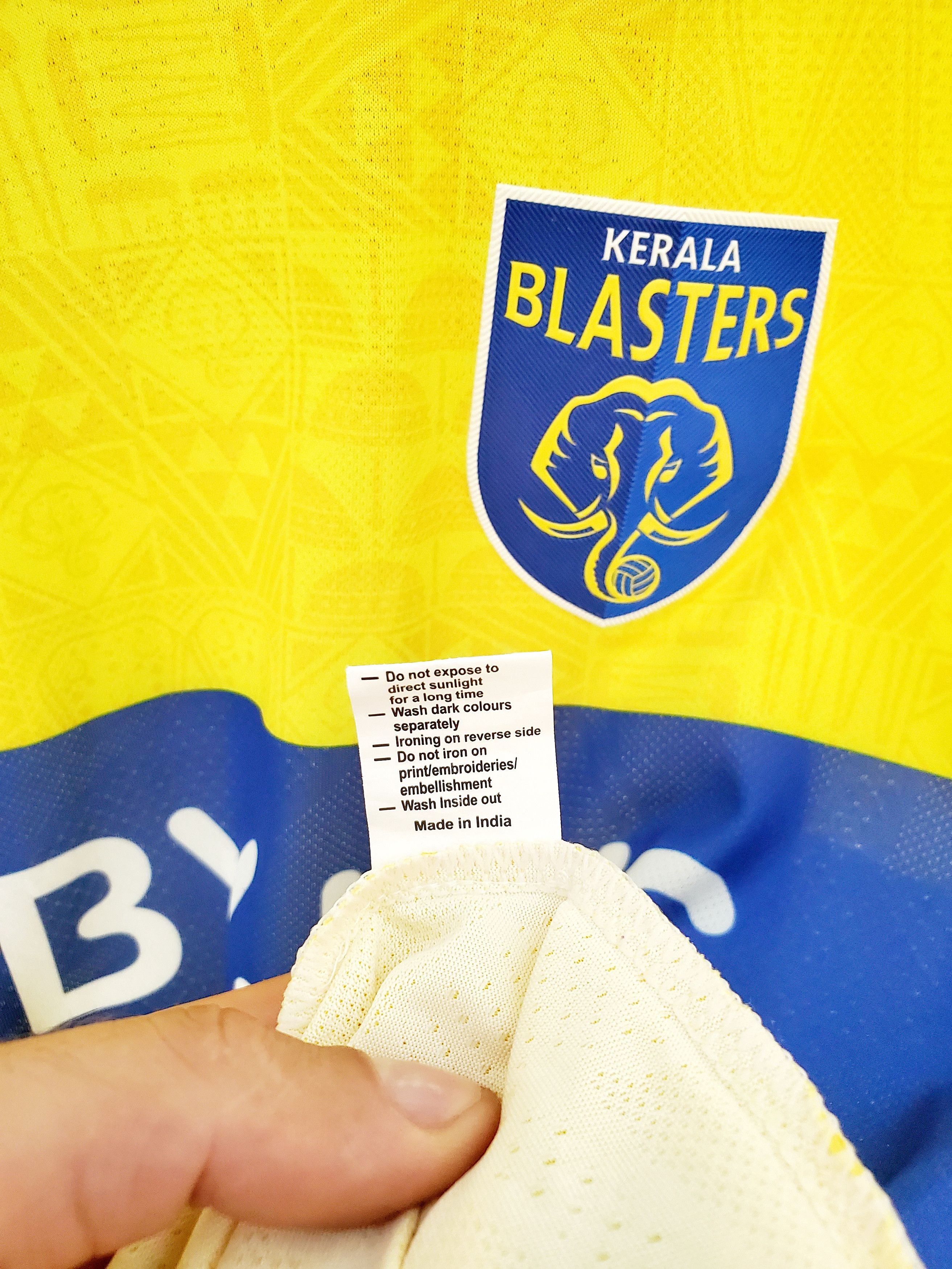 Other 2022-23 Kerala Blasters Alternate Home Shirt new condition L Size US L / EU 52-54 / 3 - 7 Thumbnail