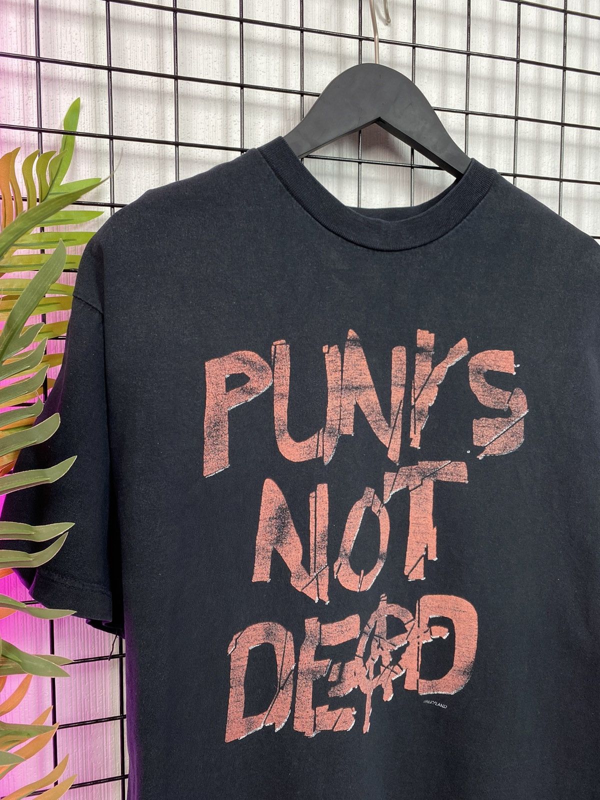 Other Vintage Punks Not Dead Distressed Tee Rock T shirt band rock Size US L / EU 52-54 / 3 - 4 Thumbnail