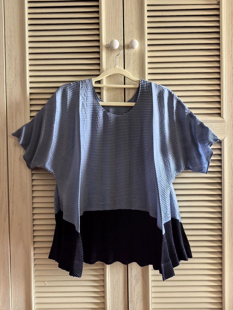 Issey Miyake Issey Miyake size:2 Blue water ripple top with short sleev Size XS / US 0-2 / IT 36-38 - 1 Thumbnail