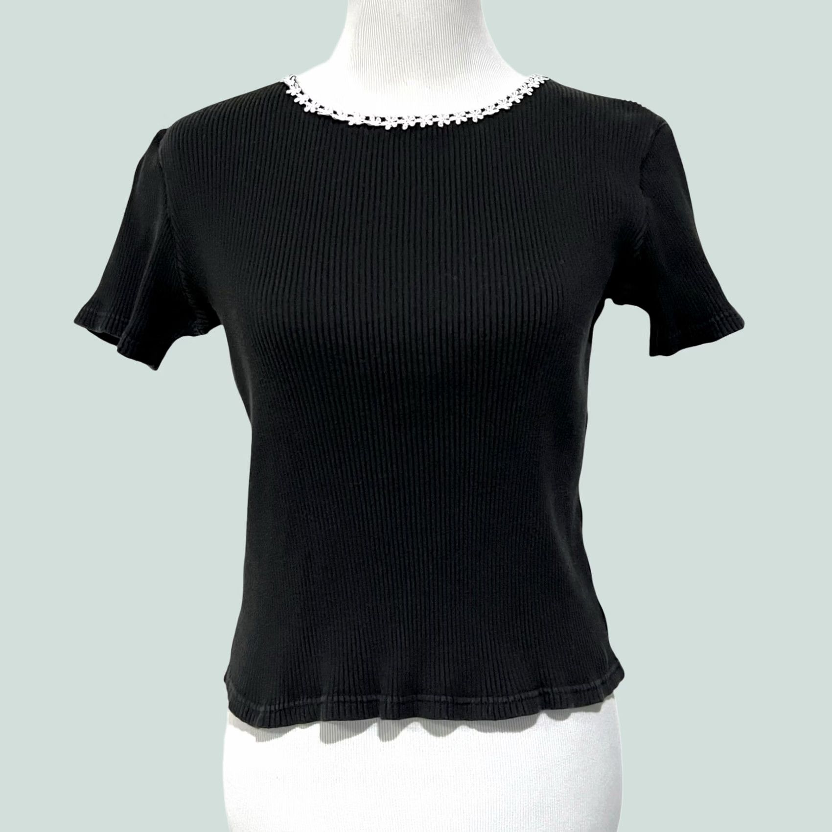 Vintage VINTAGE 90s Womens Top Blouse 100% Cotton Ribbed Knit w/ Daisies at Neckline Sz M Black Womens Dark Cotton 90s Flower Grunge Delia’s Mens? Size M / US 6-8 / IT 42-44 - 1 Thumbnail