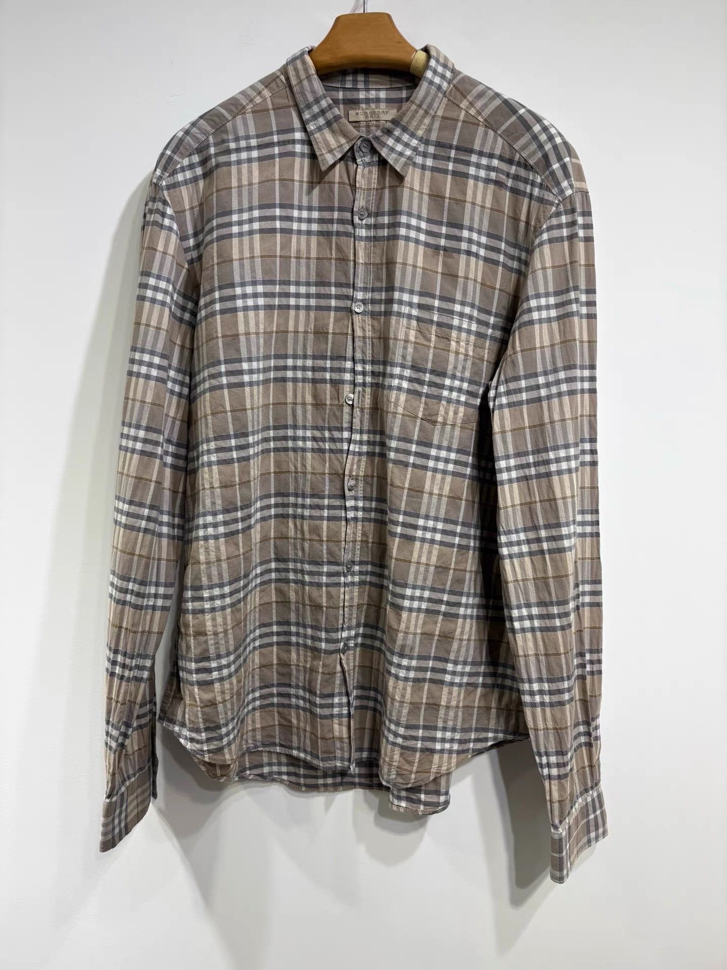 Burberry Burberry Men's Classic Check Shirt K29 Size US XL / EU 56 / 4 - 1 Thumbnail